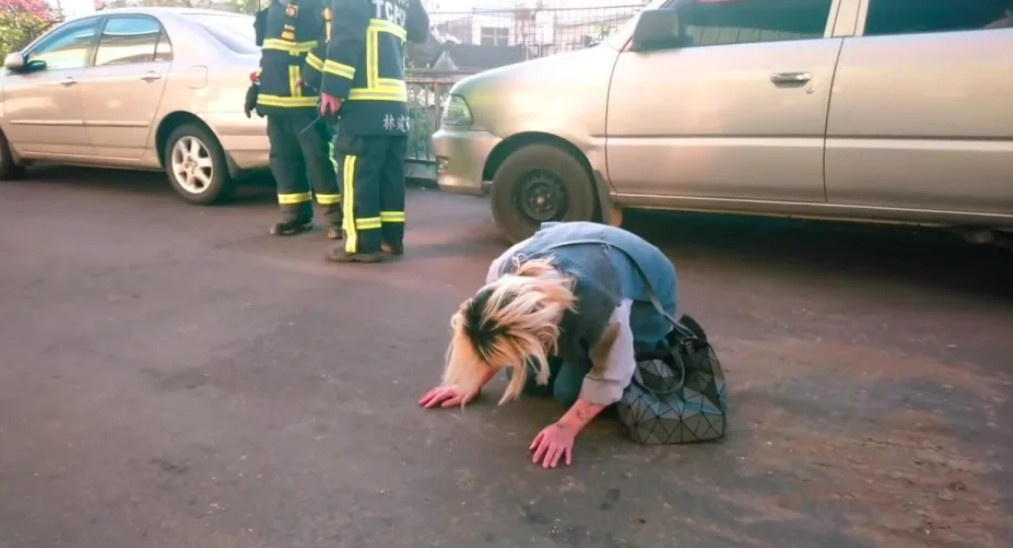 李女犯後崩潰下跪。（翻攝靠北縱火前空姐）