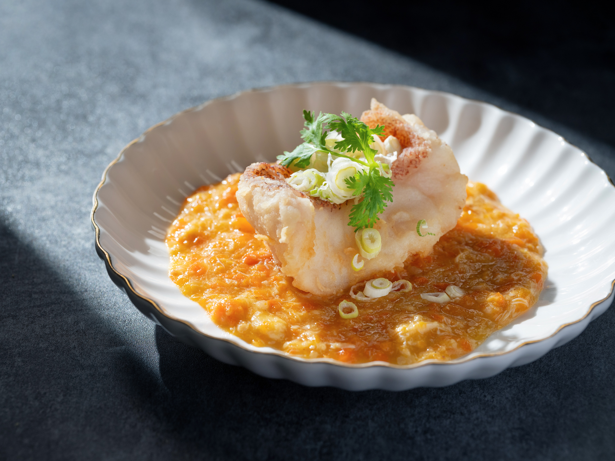 「捌伍添第」推三週年新菜單，最能代表秋天好滋味的，就是這道「蟹粉扒星斑柳」。（880元／位，捌伍添第提供）