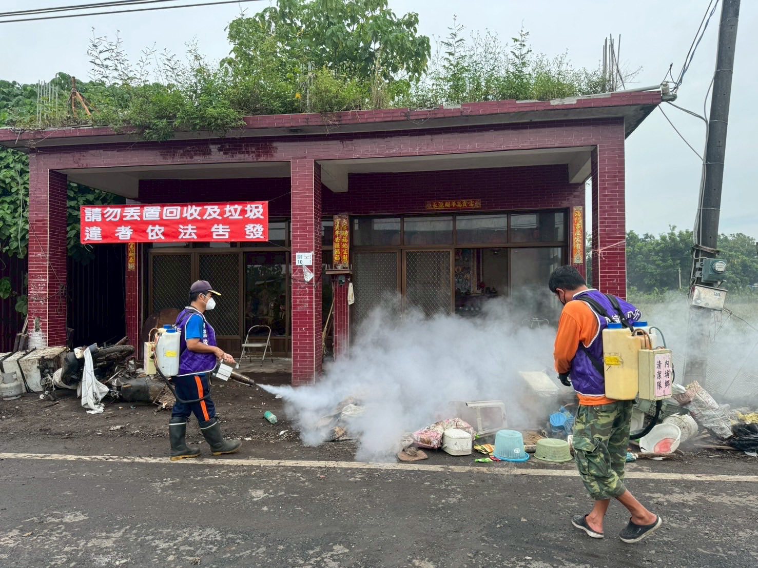 清潔隊將垃圾清出並將現場消毒，鄉代特別製作布條呼籲民眾勿再亂丟垃圾、回收。（翻攝鍾慶鎮臉書）