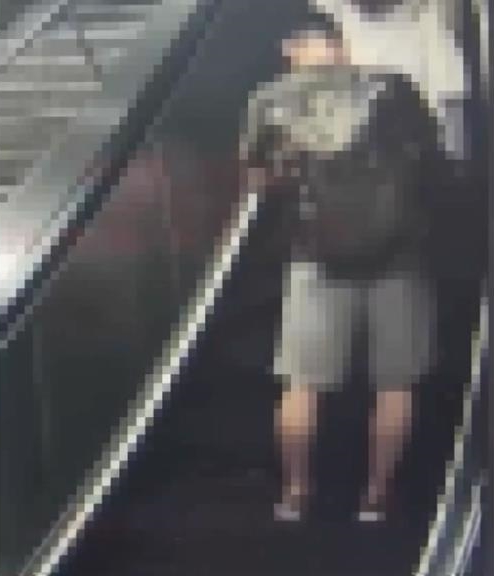 30多歲男性公務員佐佐木日前來台旅遊，卻涉嫌偷拍女性裙下畫面。（翻攝畫面）