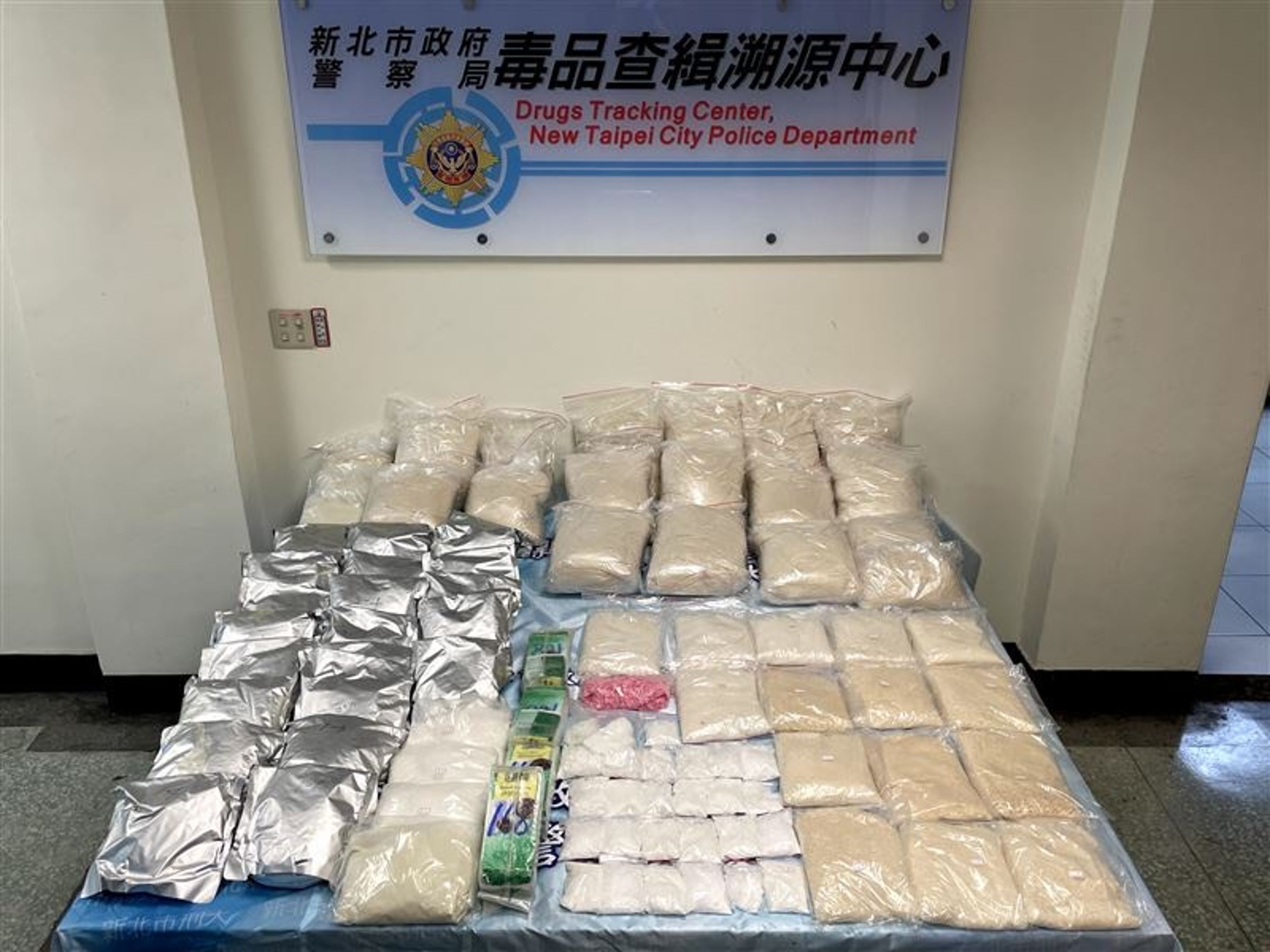 新北市刑大上月查獲被國外稱為被稱為「喪屍毒品」的依托咪酯粉末,但國內尚未將此藥品列為管制(最左銀色包裝)。(新北市刑大提供)