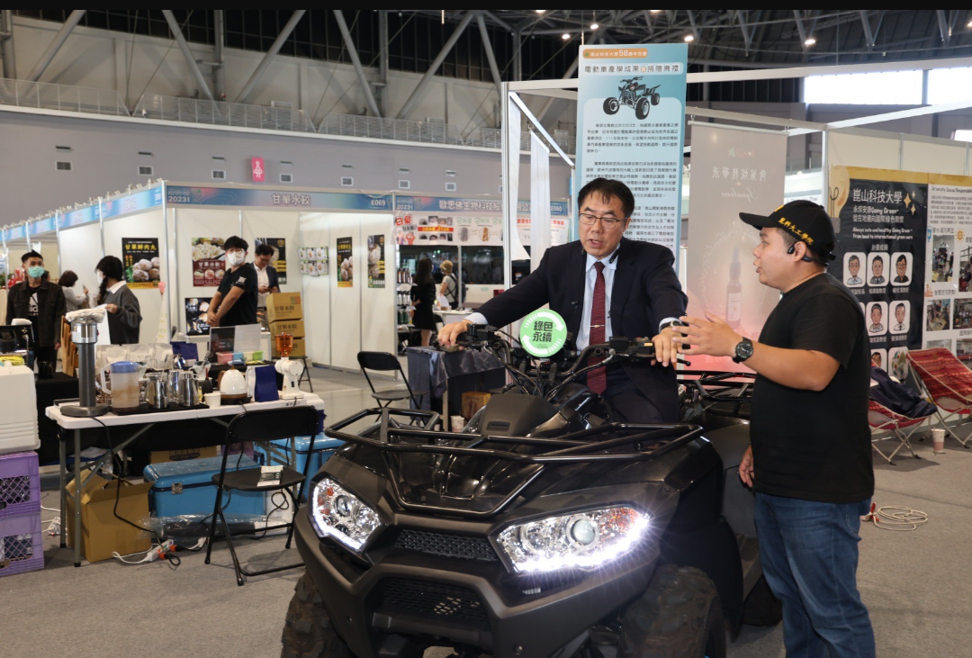 台南市長黃偉哲參觀展覽，並實際操作、體驗產官學科技成果。（台南市政府提供）