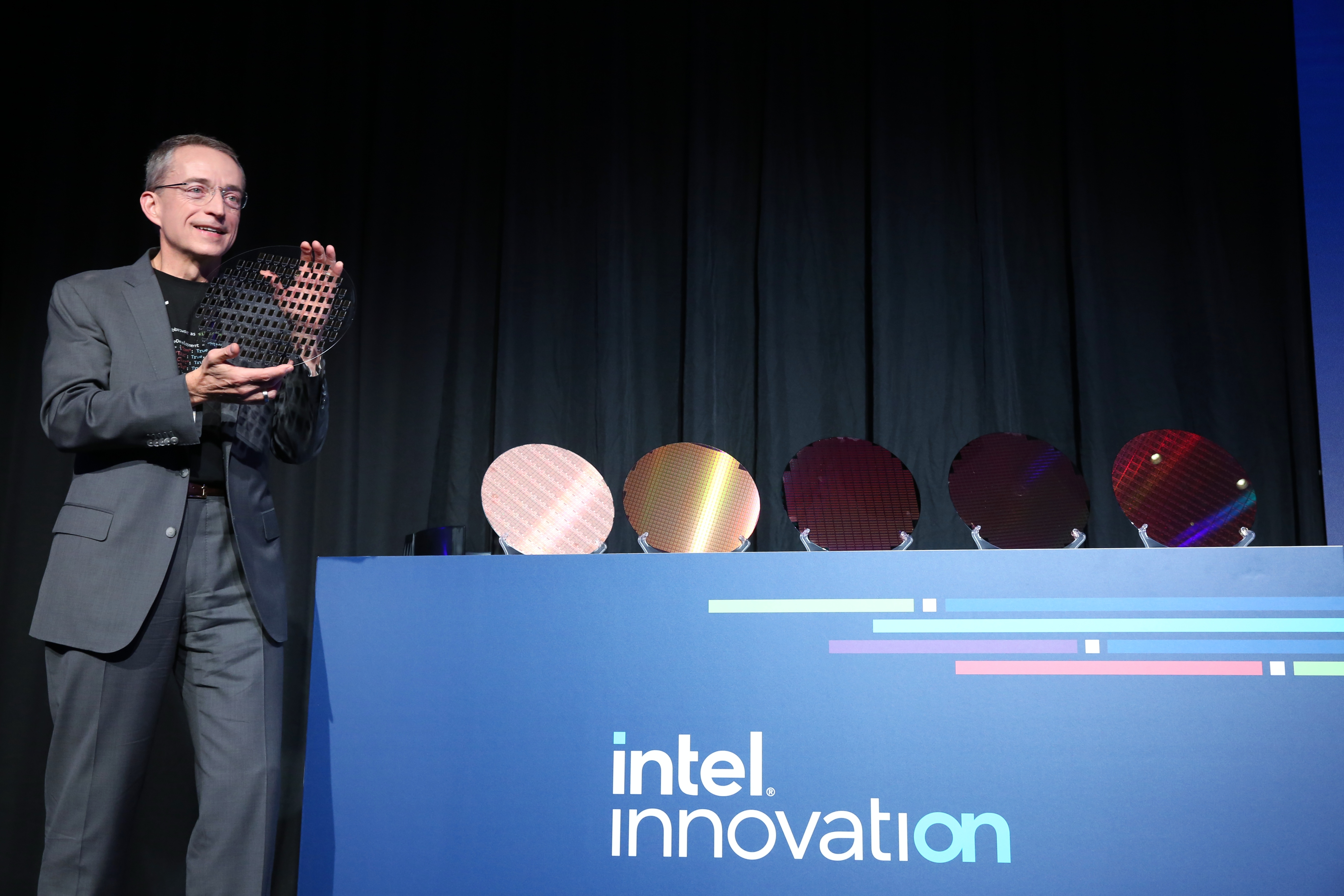 英特爾執行長季辛格說，AI將無所不在。