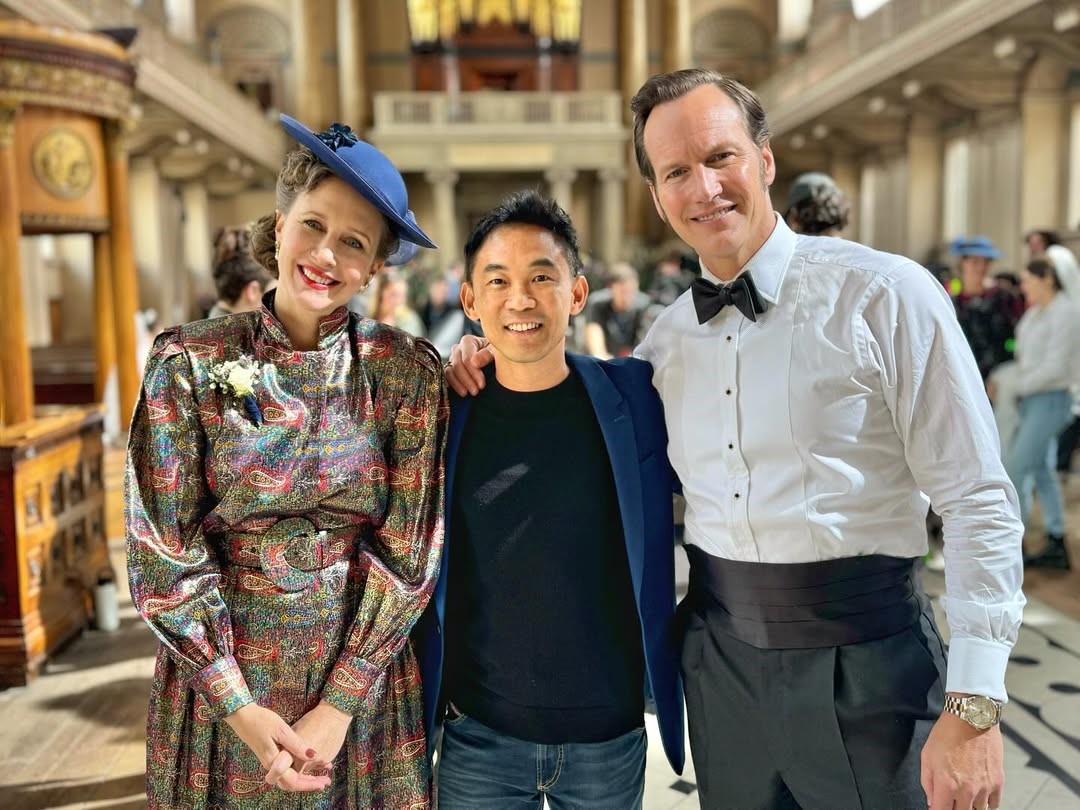 《厲陰宅：最終聖事》為華倫夫婦最後的大銀幕冒險，溫子仁(中)現身片尾彩蛋。（華納提供）