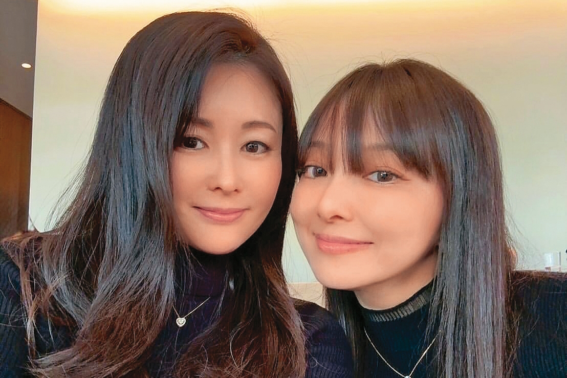 愛紗（右）和麻衣（左）從女團Sunday Girls出道，24年的姐妹情相當堅定。（翻攝自愛紗YouTube）