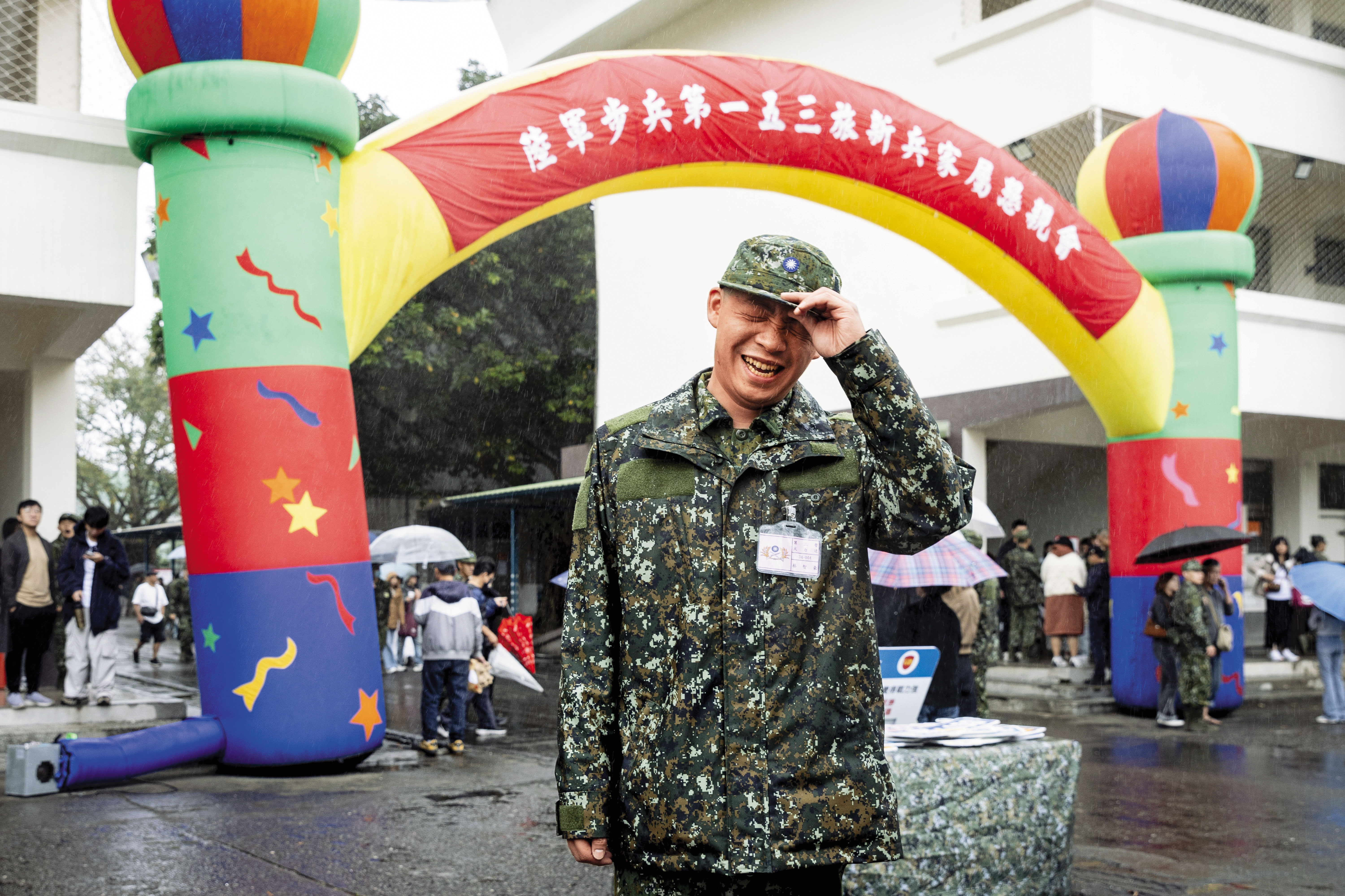 去年12月，蔡智豪邀我們出席懇親會，他婉拒拿著軍隊準備的造型手牌拍照，但心情不錯。