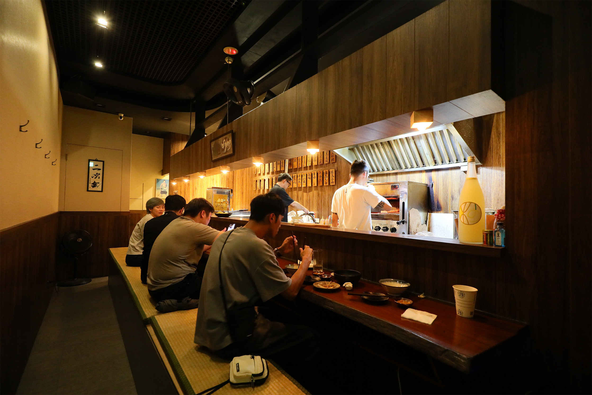 二次会的用餐空間為板前設計,約能容納8到10人。