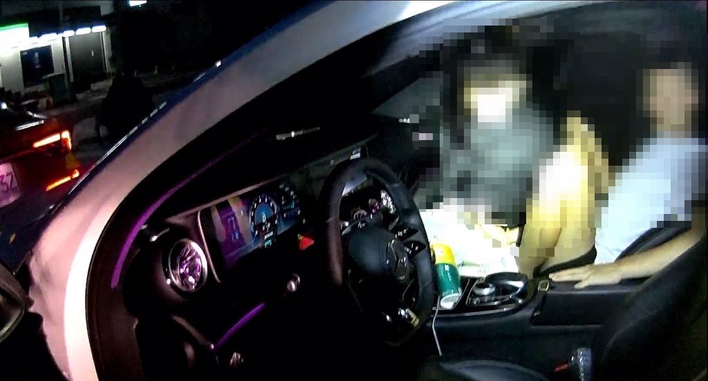 警方攔查白色賓士，卻傻眼驚見「男男交疊」的畫面。（翻攝畫面）