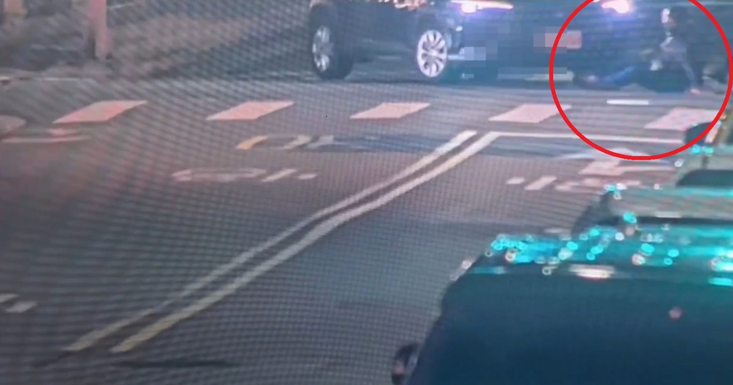 徐男酒後騎乘電動滑板車與Uber計程車發生碰撞,徐男(紅圈)隨即跌坐在地。(翻攝畫面)