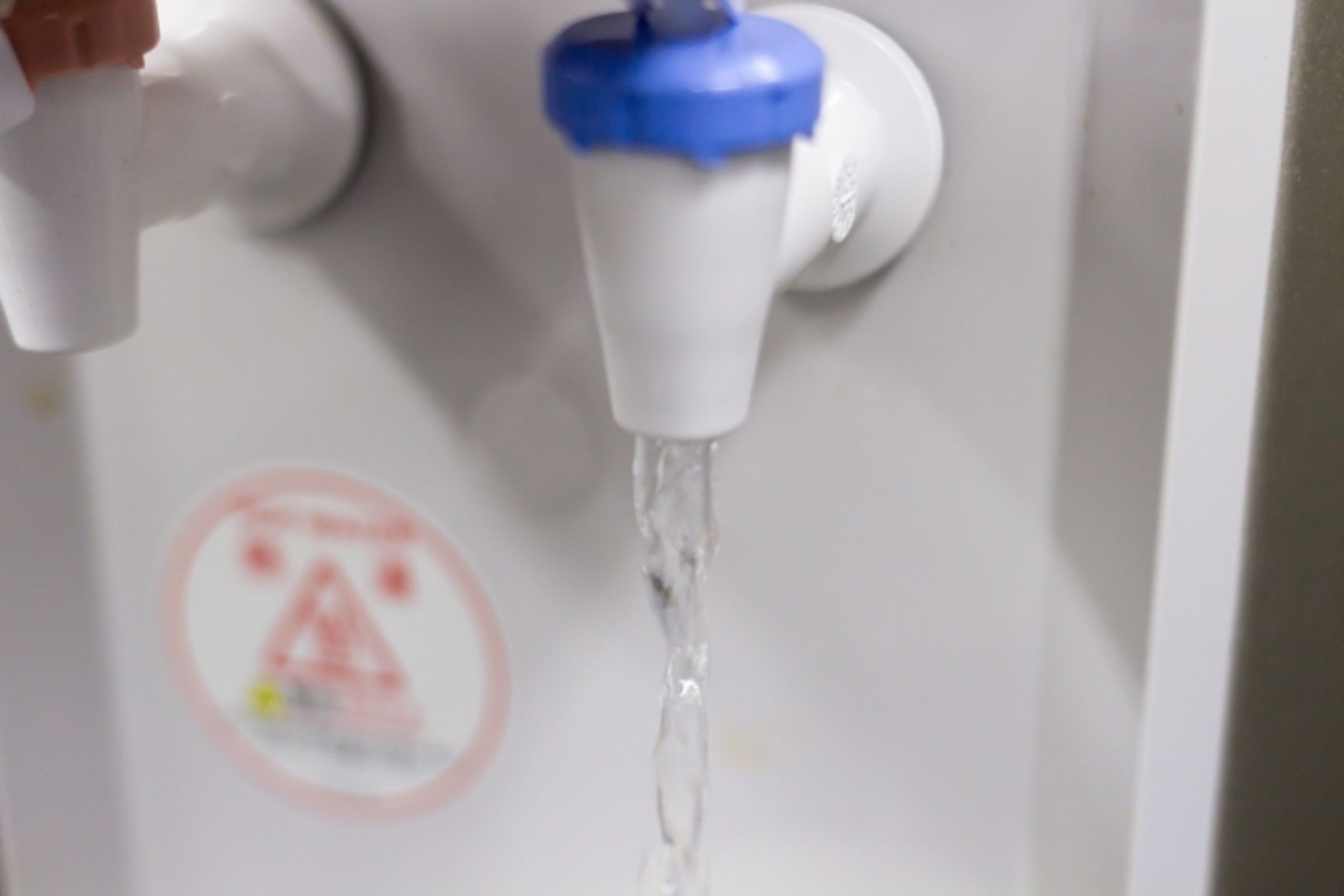 環境部預告修正飲用水標準納入致癌「全氟化合物」,超標最高罰60萬。(示意圖,photoAC)
