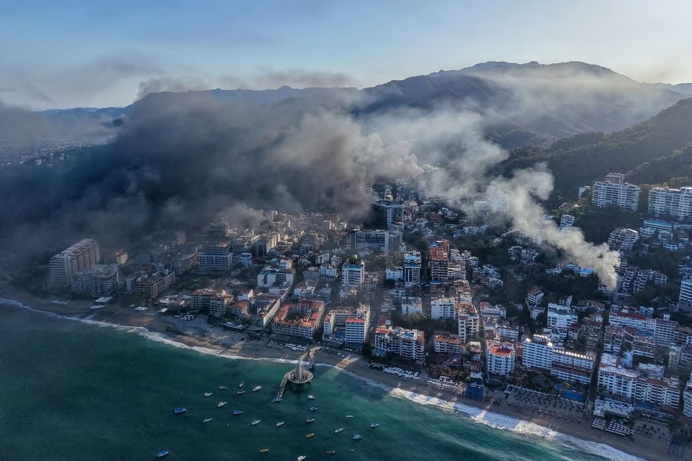 知名觀光勝地巴亞爾塔港(Puerto Vallarta)受災慘重。(翻攝自X)