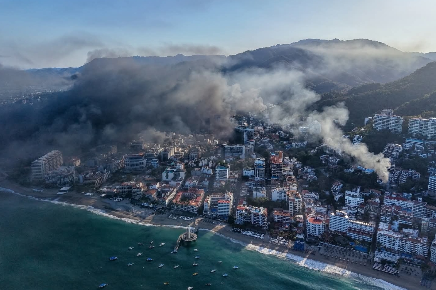 知名觀光勝地巴亞爾塔港（Puerto Vallarta）受災慘重。（翻攝自X）
