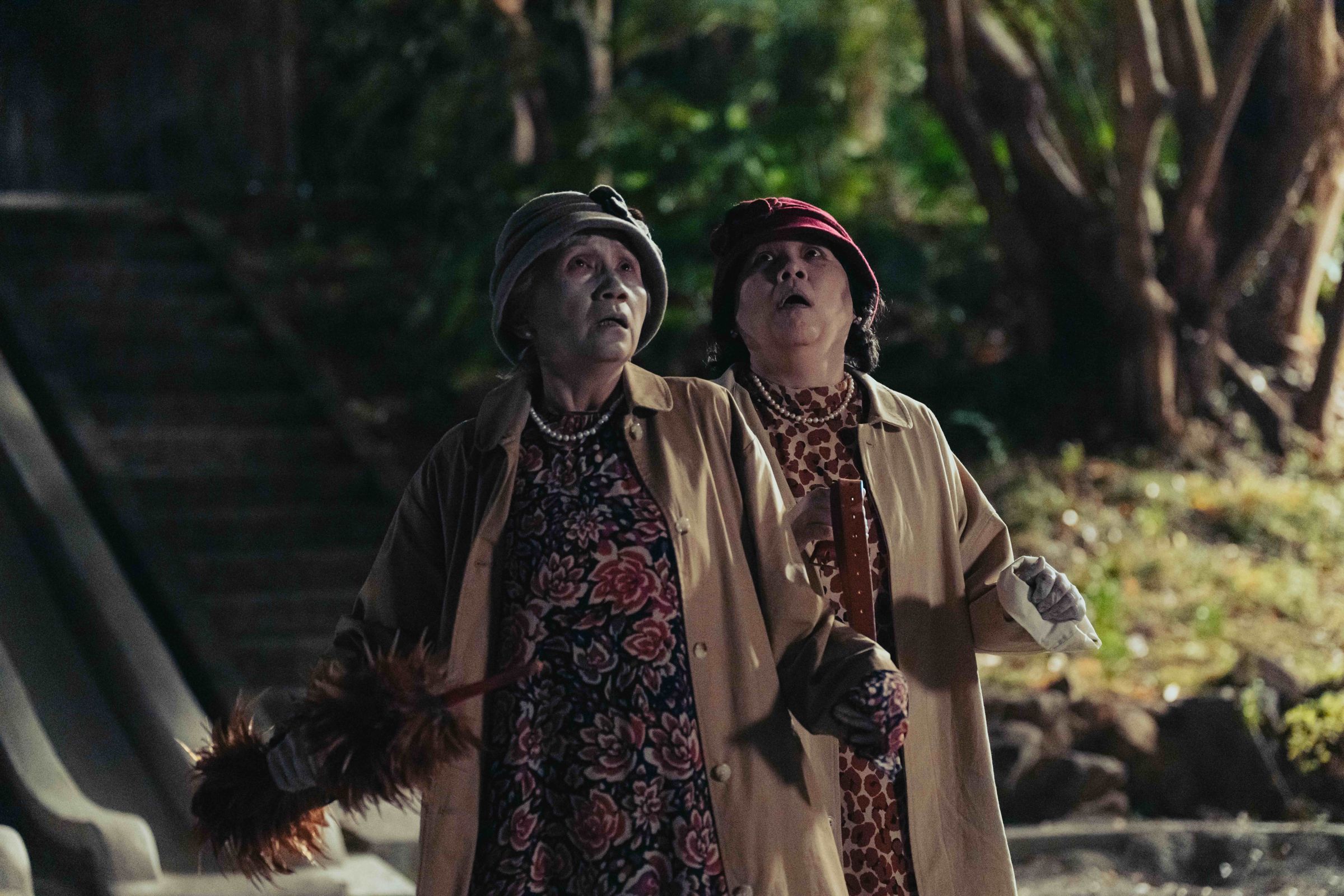 陸弈靜與王琄飾在《乩身》飾演溫暖且幽默的奶奶鬼。(Netflix提供)
