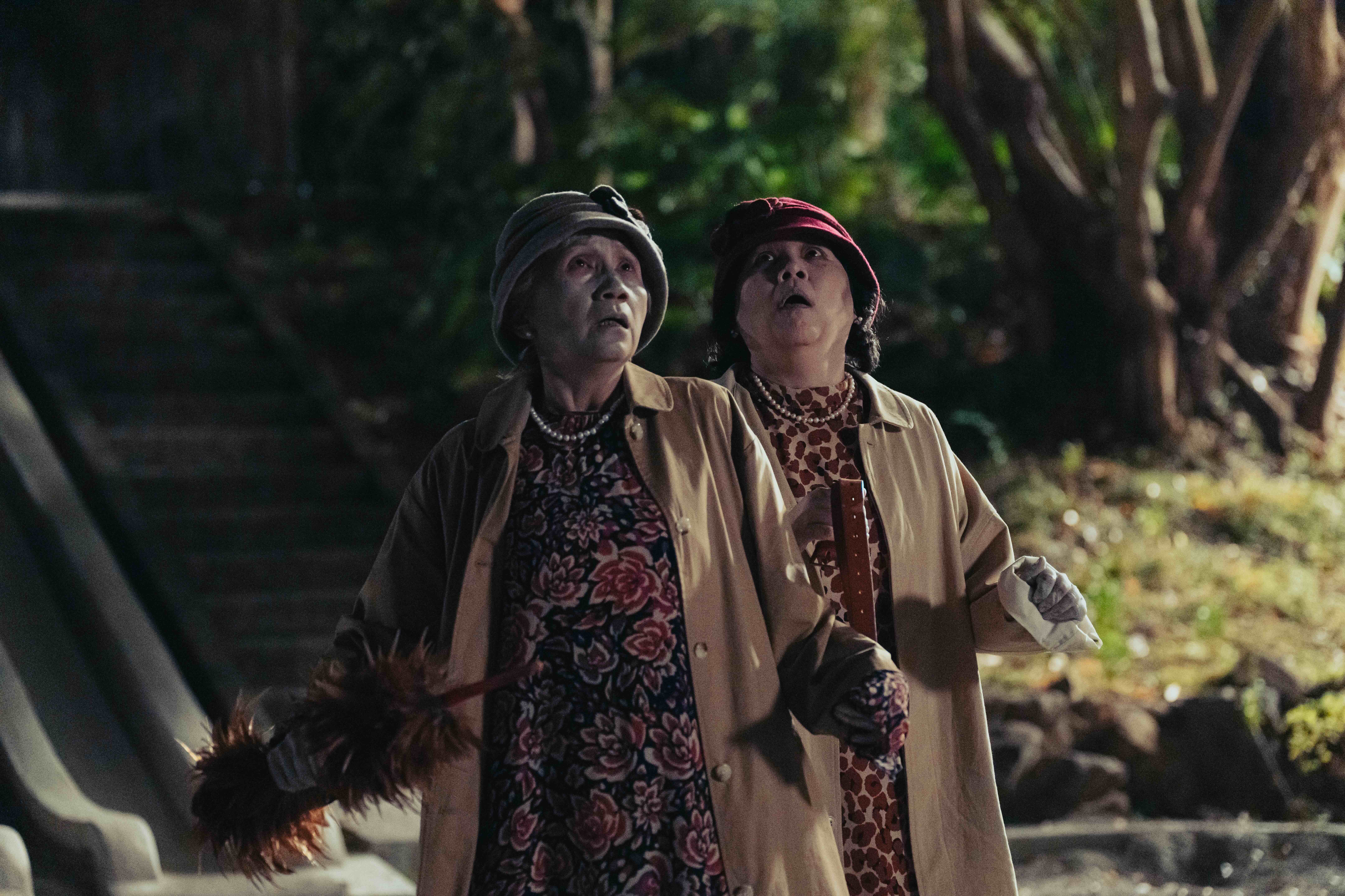 陸弈靜與王琄飾在《乩身》飾演溫暖且幽默的奶奶鬼。（Netflix提供）