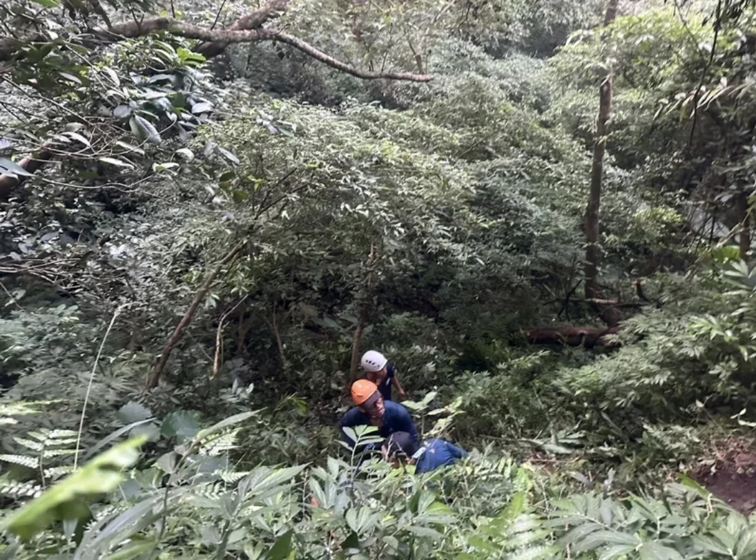 台中市和平區蝴蝶谷瀑布步道發生落石砸傷登山客意外，有4人失去呼吸心跳送醫急救中。（台中市消防局提供）