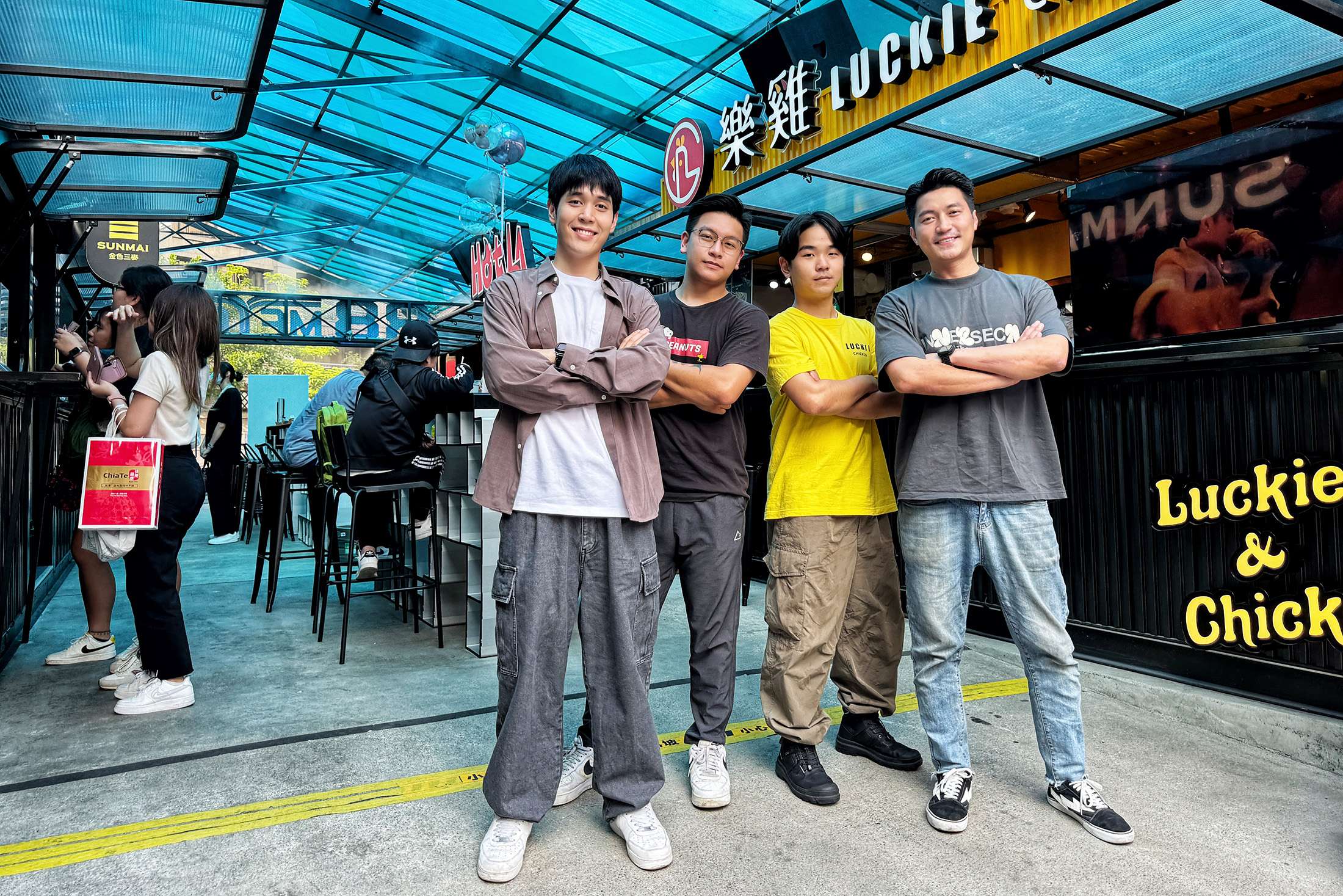 「R8 METRO BAR輕食吧」吸引金色三麥、樂雞與Hot LA Food美墨餐酒吧等餐飲品牌進駐。