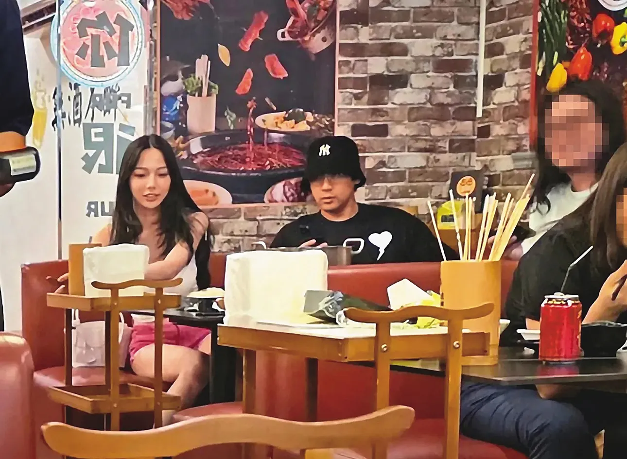 男星因閃兵案暫停演藝工作　被目擊帶「JKF女郎」嗑鍋爽遊澳門