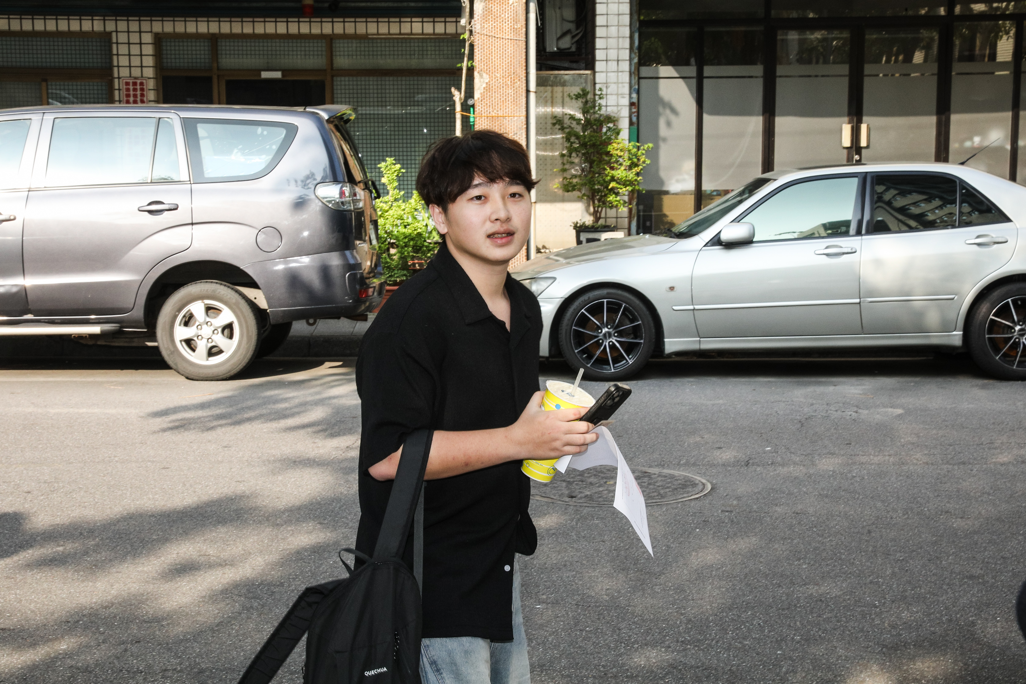 孫安佐遭羈押，負責掌鏡和剪輯影片的攝影師佑子也被列為被告，訊後2萬元交保限制住居。（鏡報鄒保祥攝）