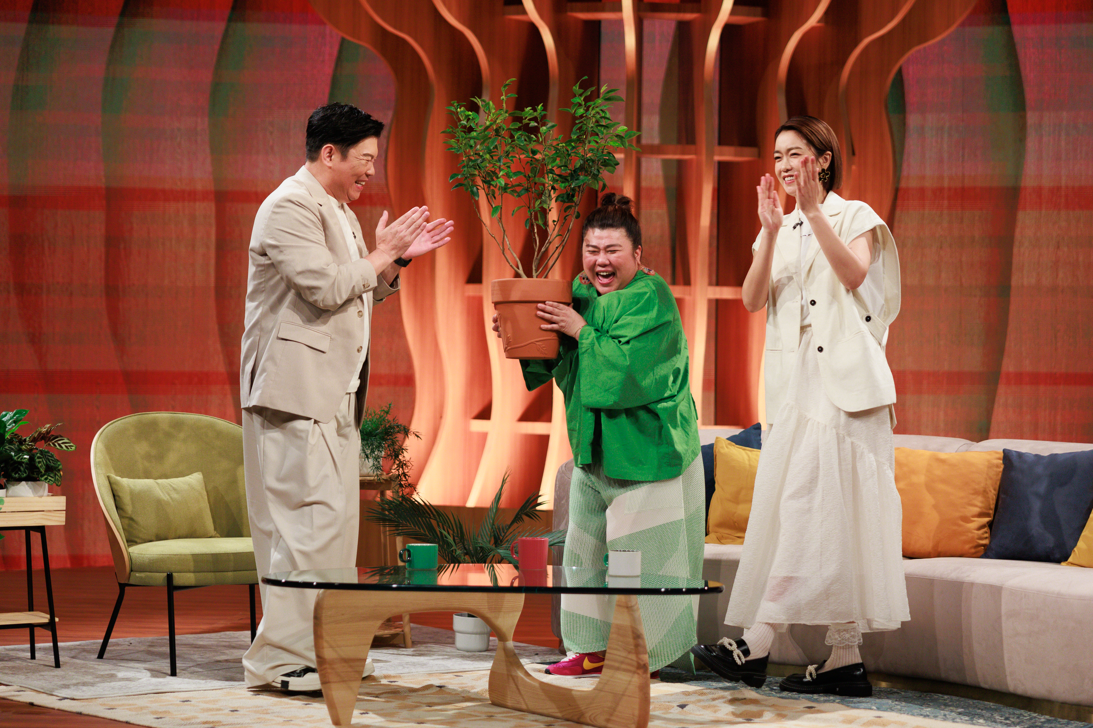 曾國城（左）與大霈（右）擔任《我的成長》主持人，林美秀（中）因收到母親喜歡的含笑花而開心不已。（喜盟娛樂提供）