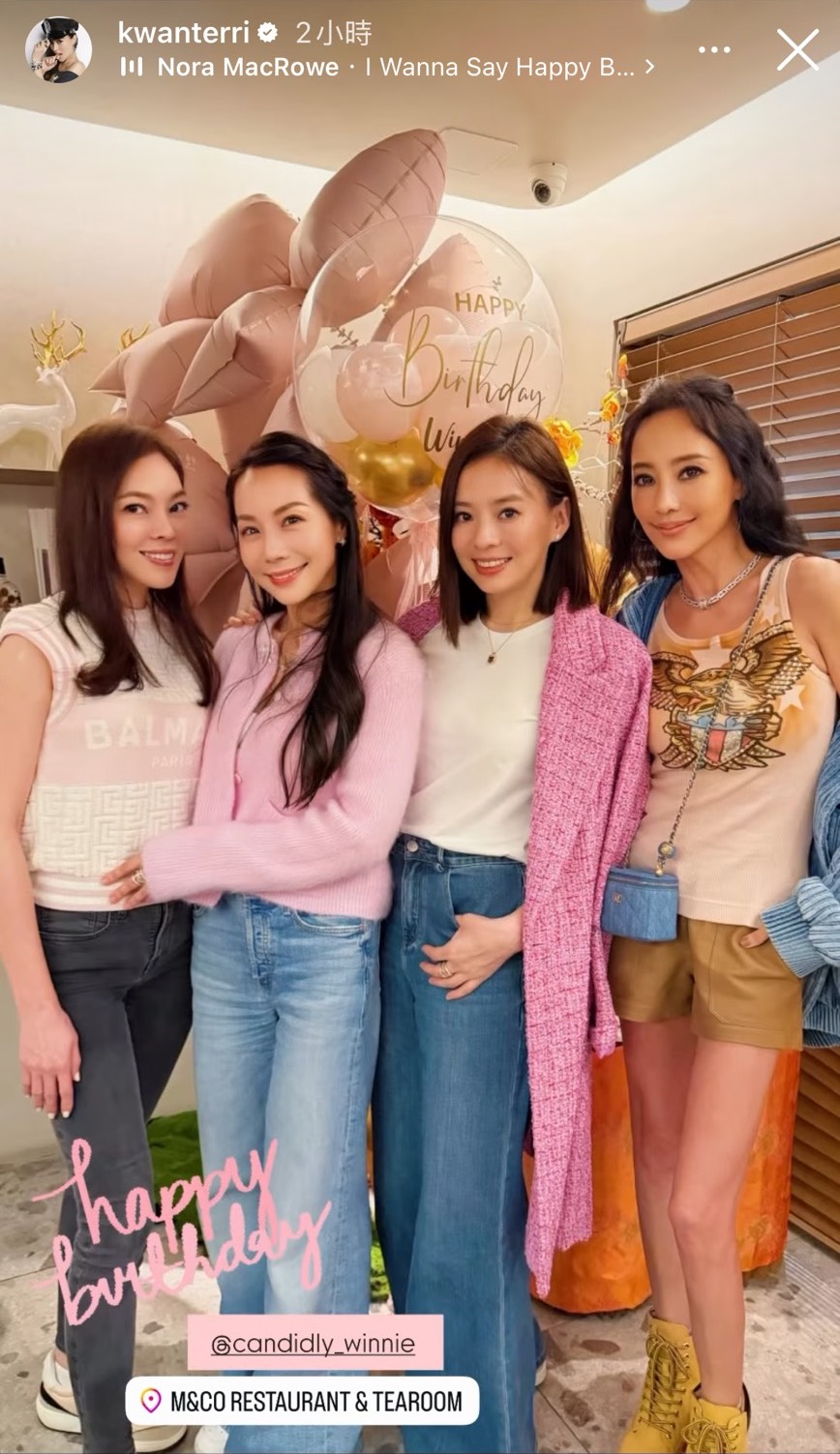 曾馨瑩穿Balmain的針織背心，關穎背著CHANEL迷你牛仔包包，十分吸睛。（翻攝kwanterri IG）