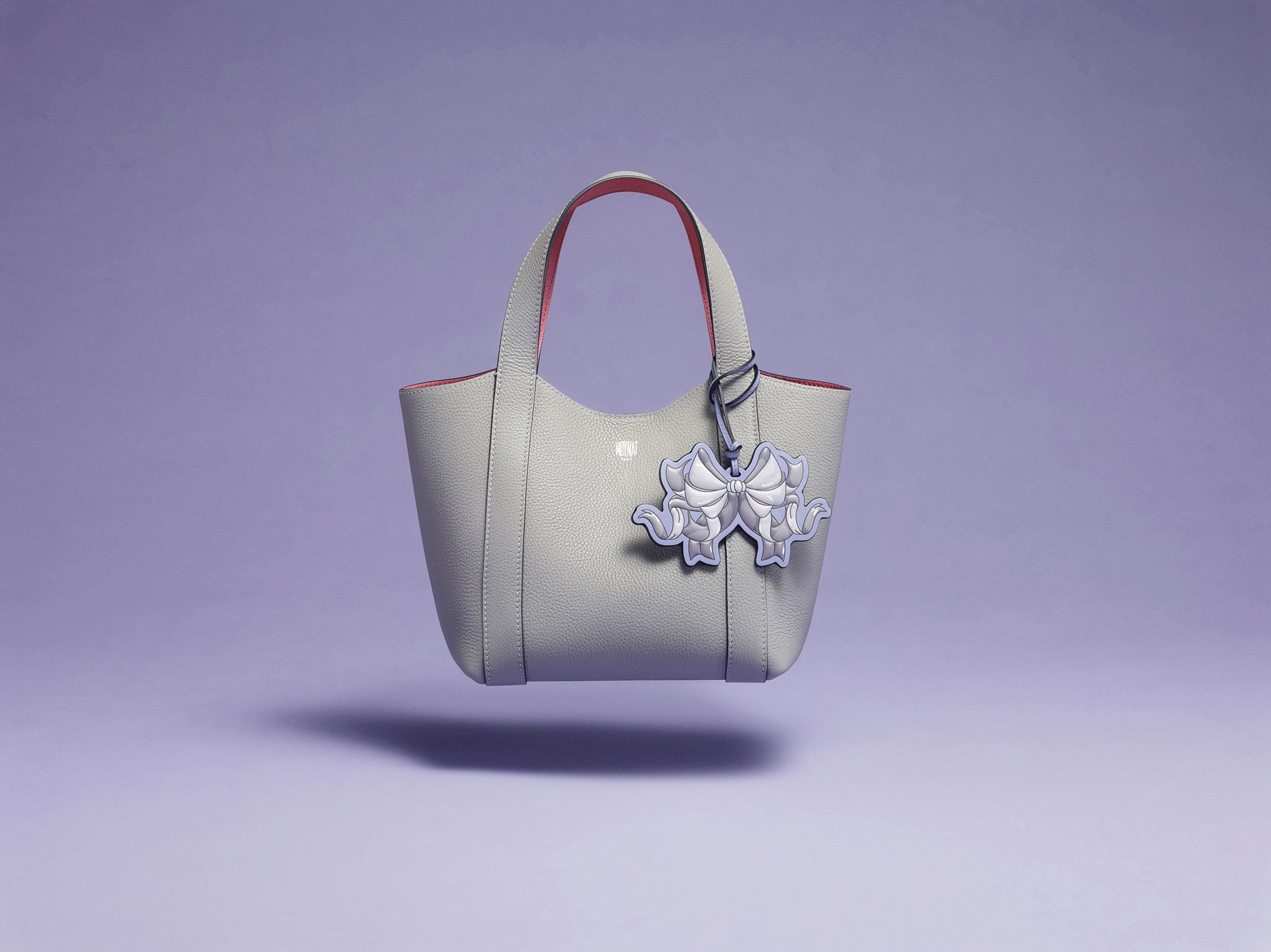 Le Duo BB七夕限定系列霧灰NT$56,400、蝴蝶結吊飾 NT$9,400。（MOYNAT提供）