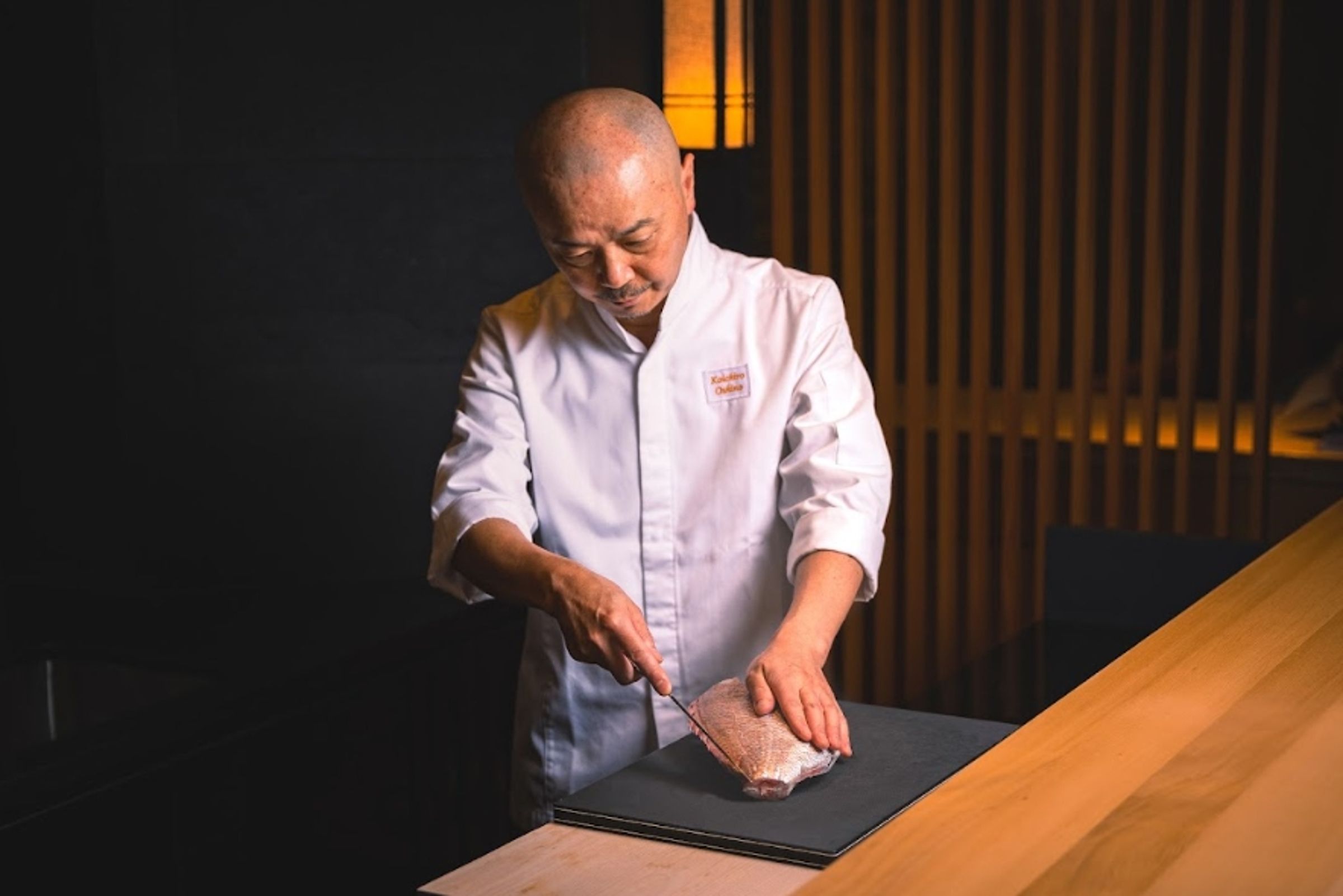 曾拿下亞洲五十佳餐廳年度廚師獎的押野亘一郎,1969年生,擔任「鮨職人」已近40年,技藝非常紮實。(赫士盟提供)