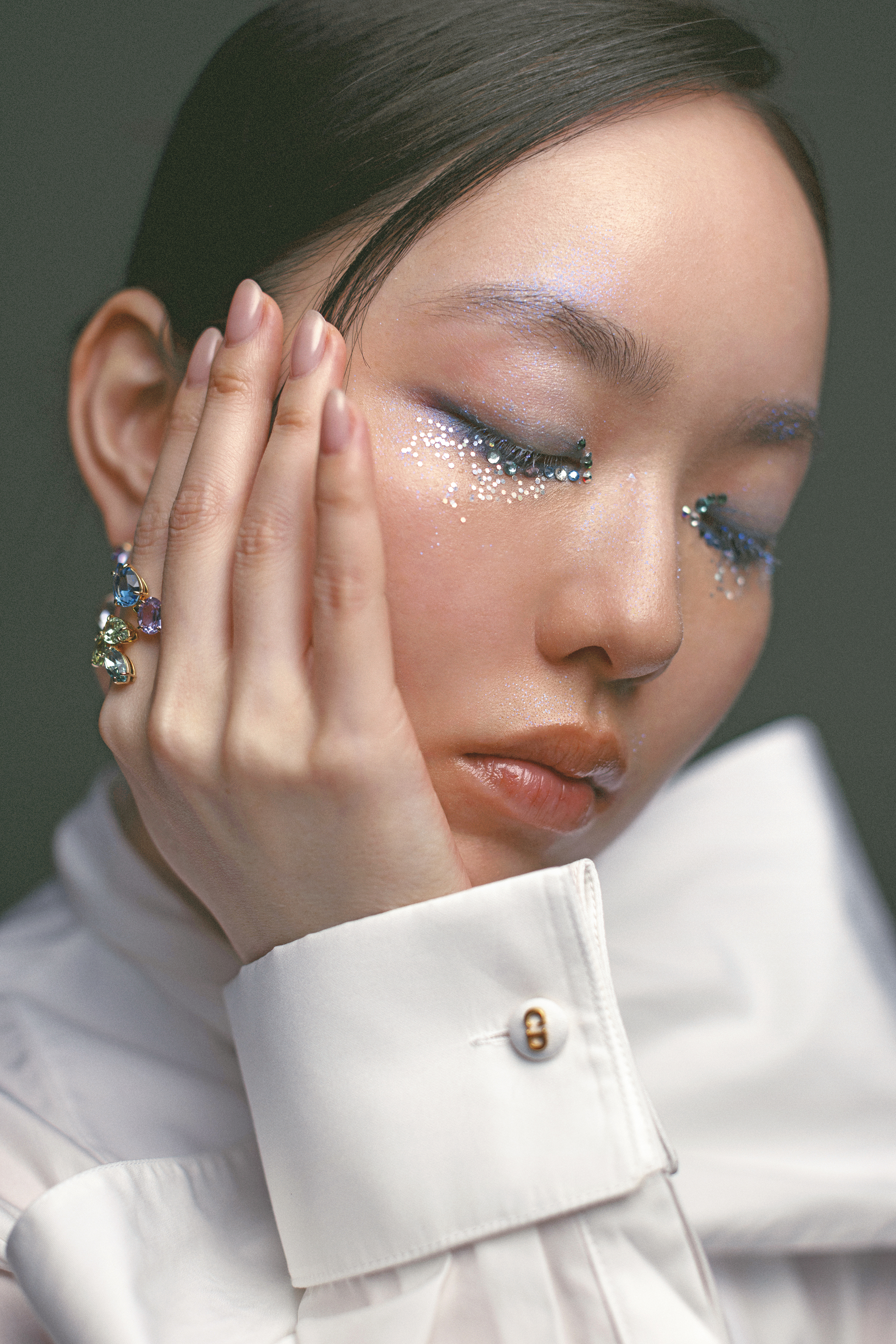 胸飾和繫帶領襯衫 NT$66,000 by Dior／Gema混合切割戒指 NT$6,300 by SWAROVSKI／Chroma水滴型耳環 NT$4,600 by SWAROVSKI