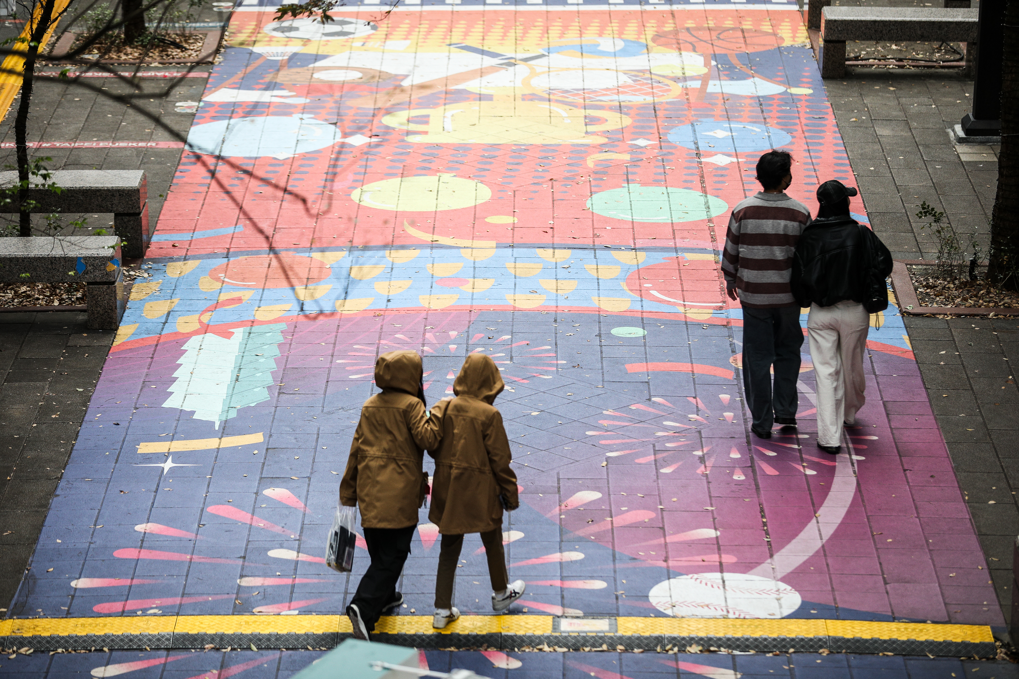 今（22日）全台維持晴到多雲的天氣，白天氣溫持續回升，各地高溫落在23至25度，南部最高可達26度，天氣舒適至溫暖。