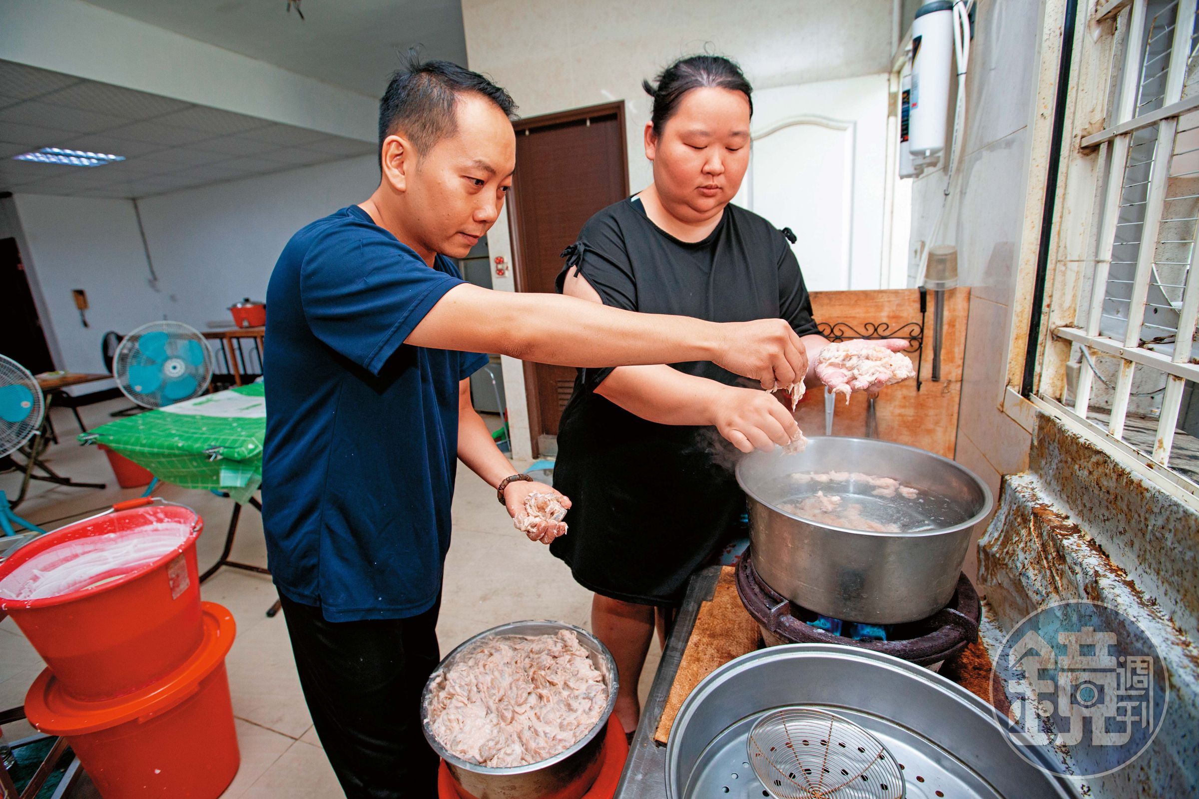 唐茂檳(左)與妻子謝婉婷(右),堅持手工製作蝦羹以及肉羹。
