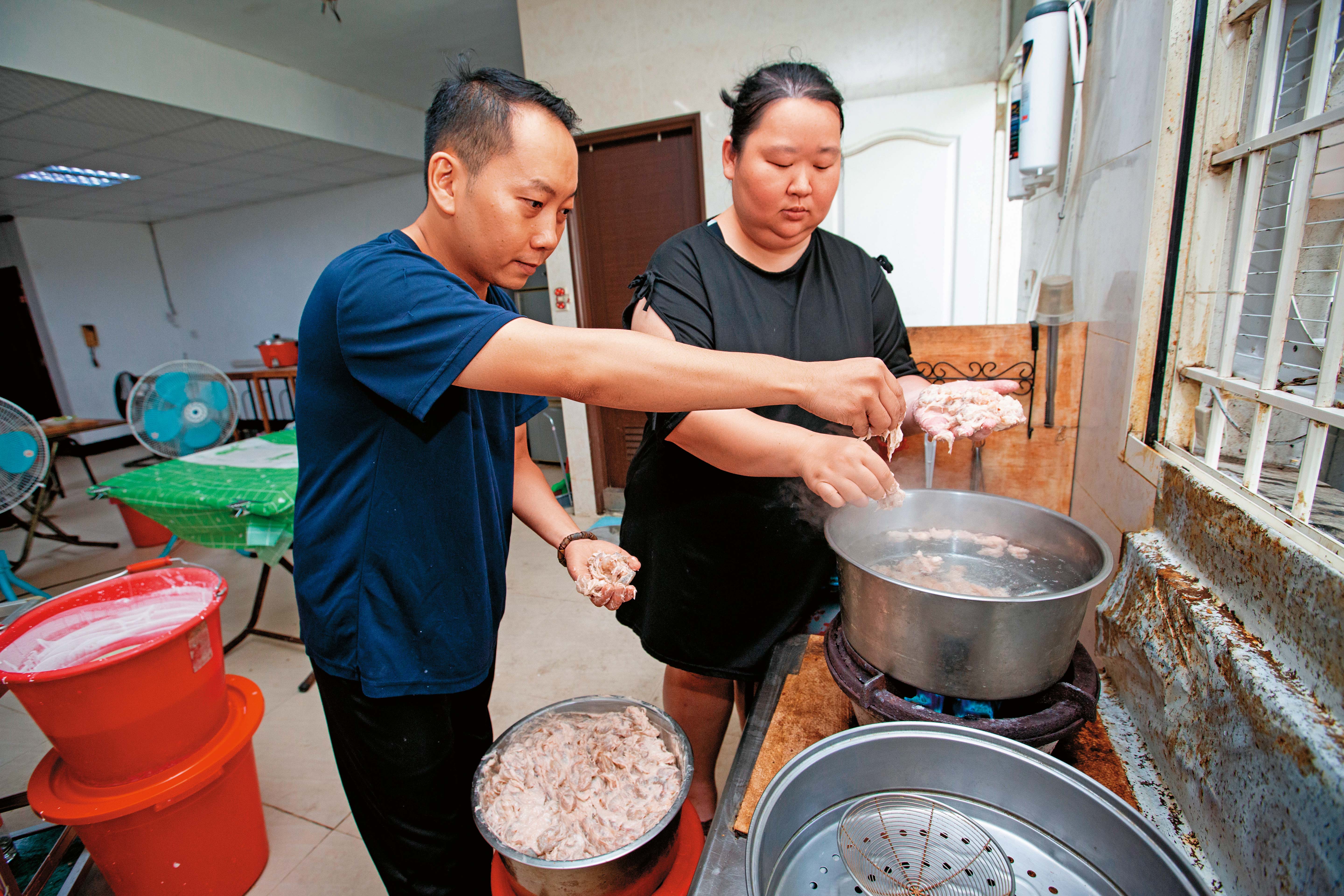唐茂檳（左）與妻子謝婉婷（右），堅持手工製作蝦羹以及肉羹。