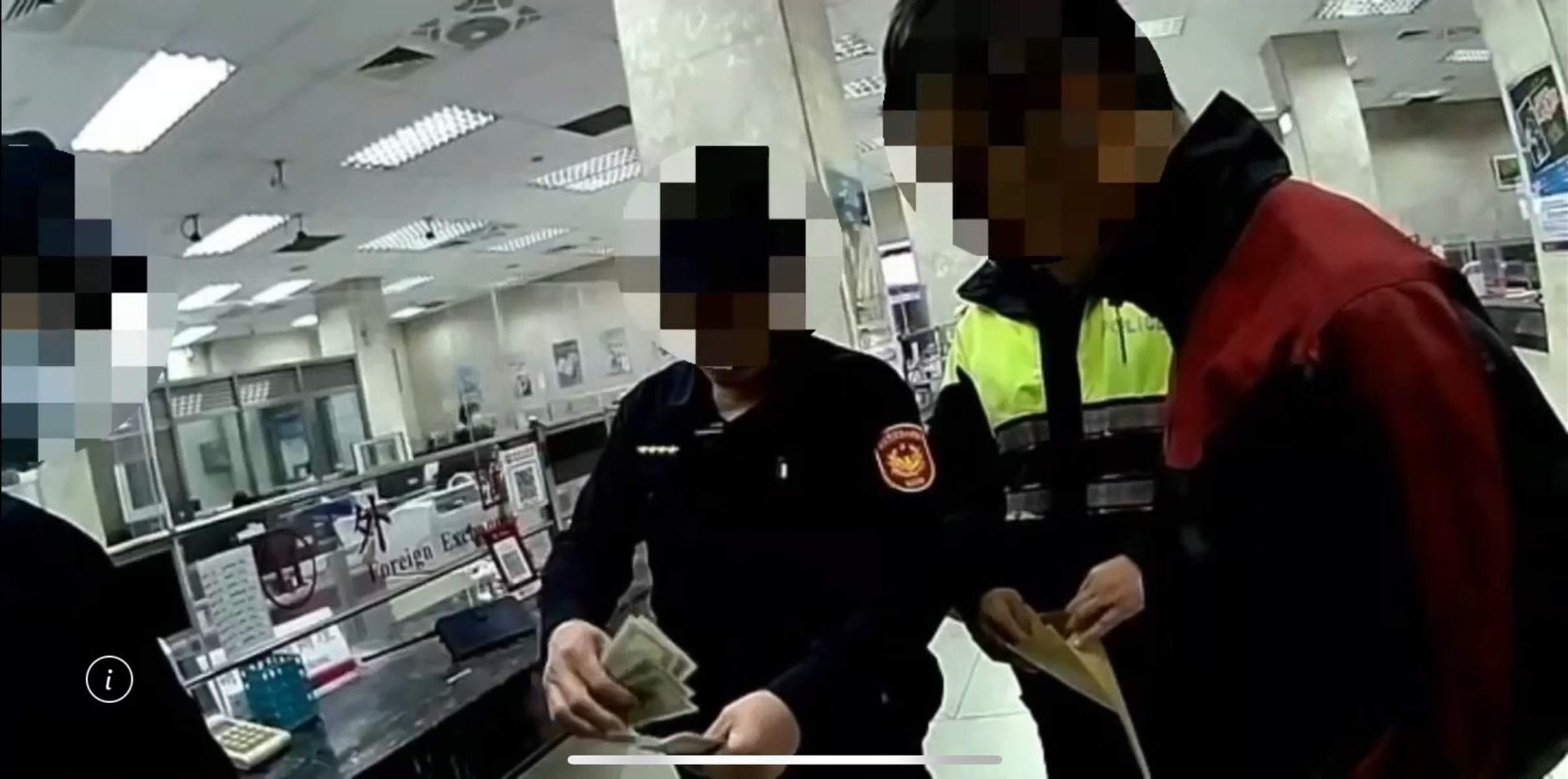 警方接獲台灣銀行總行通報,趕到銀行查看美鈔真偽。(翻攝畫面)