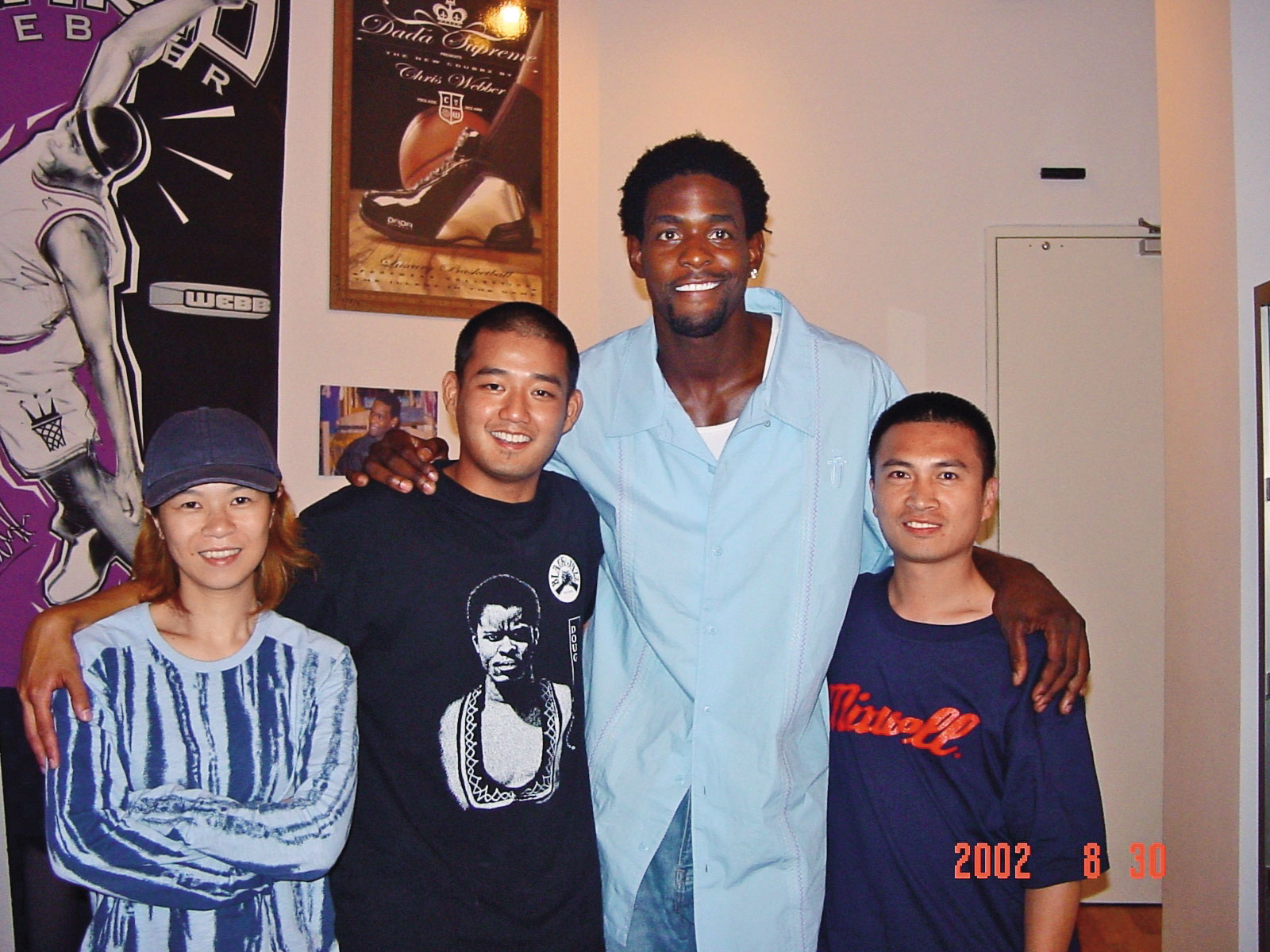 2002年郭子仲（右）已經是DADA球鞋代理商，與DADA代言人、NBA超級球星Chris Webber（右2）合影。（郭子仲提供）