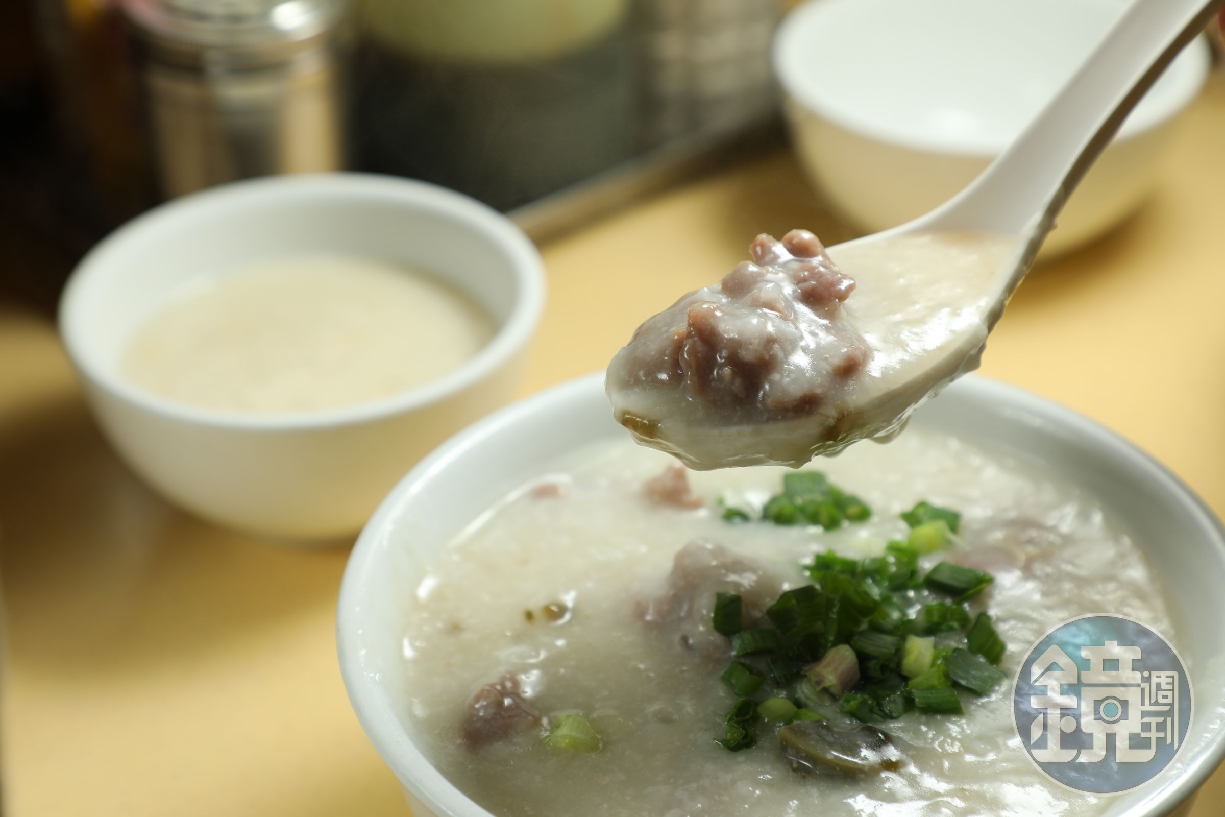 金峰的「滑牛粥」牛肉軟滑，瑤柱粥底軟糯清甜，也能以此為底，添加自己喜歡的粥料。（港幣35元／碗，加粥料港幣8元／份）