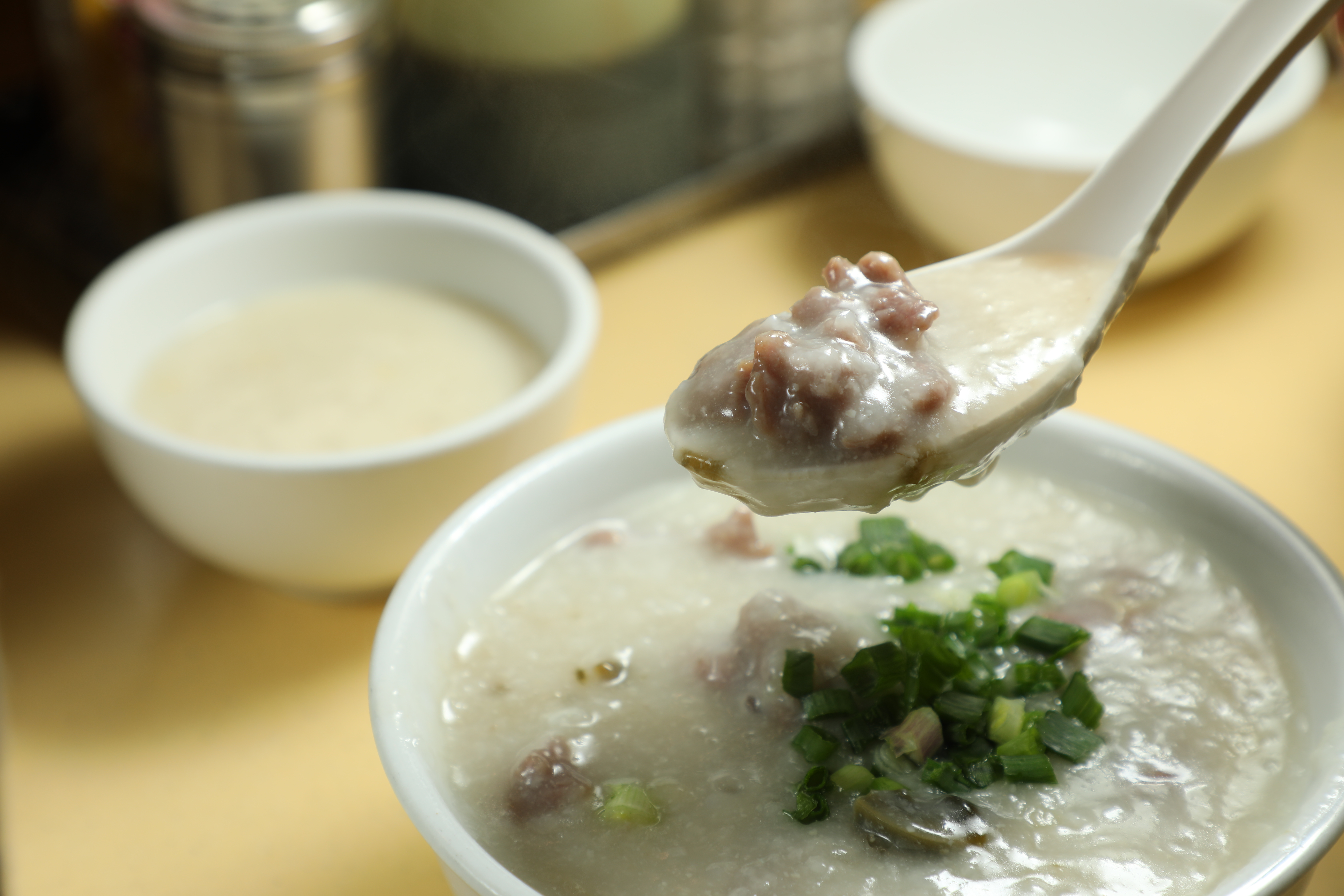 金峰的「滑牛粥」牛肉軟滑，瑤柱粥底軟糯清甜，也能以此為底，添加自己喜歡的粥料。（港幣35元／碗，加粥料港幣8元／份）