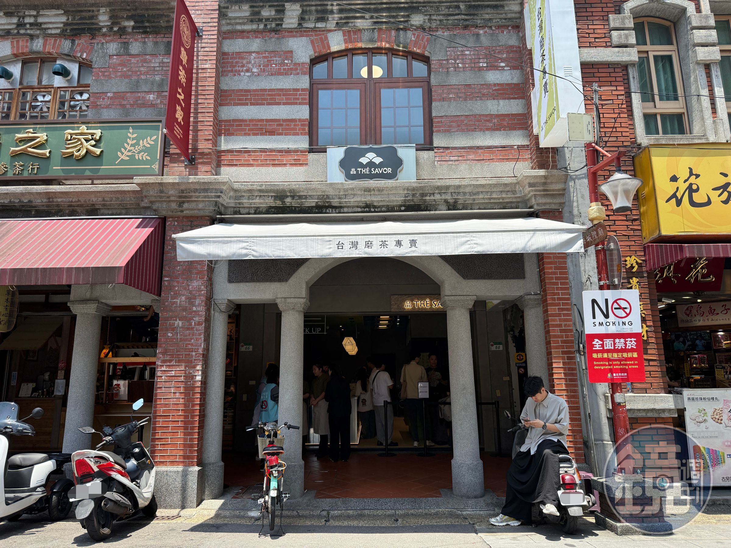 門市位於大稻埕迪化街,融合當代設計與老街風貌,成為街區最新的茶文化據點。