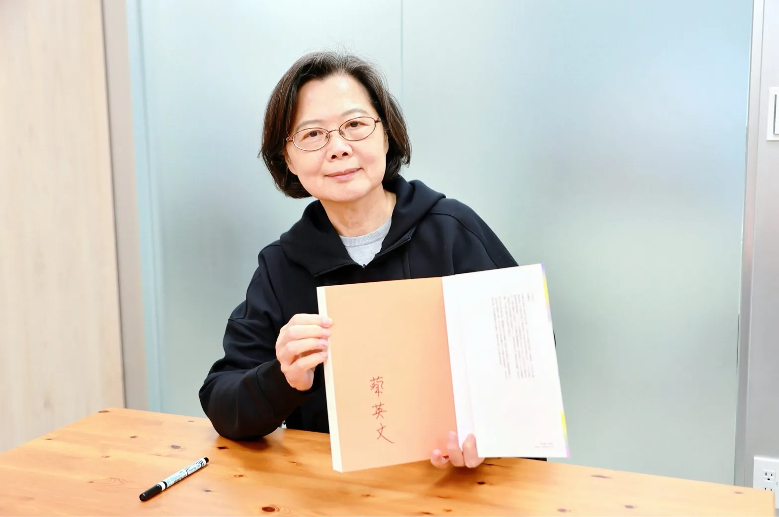 前總統蔡英文捐出10本親筆簽名《青年的四個大夢》，響應紙風車368兒童藝術工程「椅子會」公益抽獎活動。（紙風車劇團提供）
