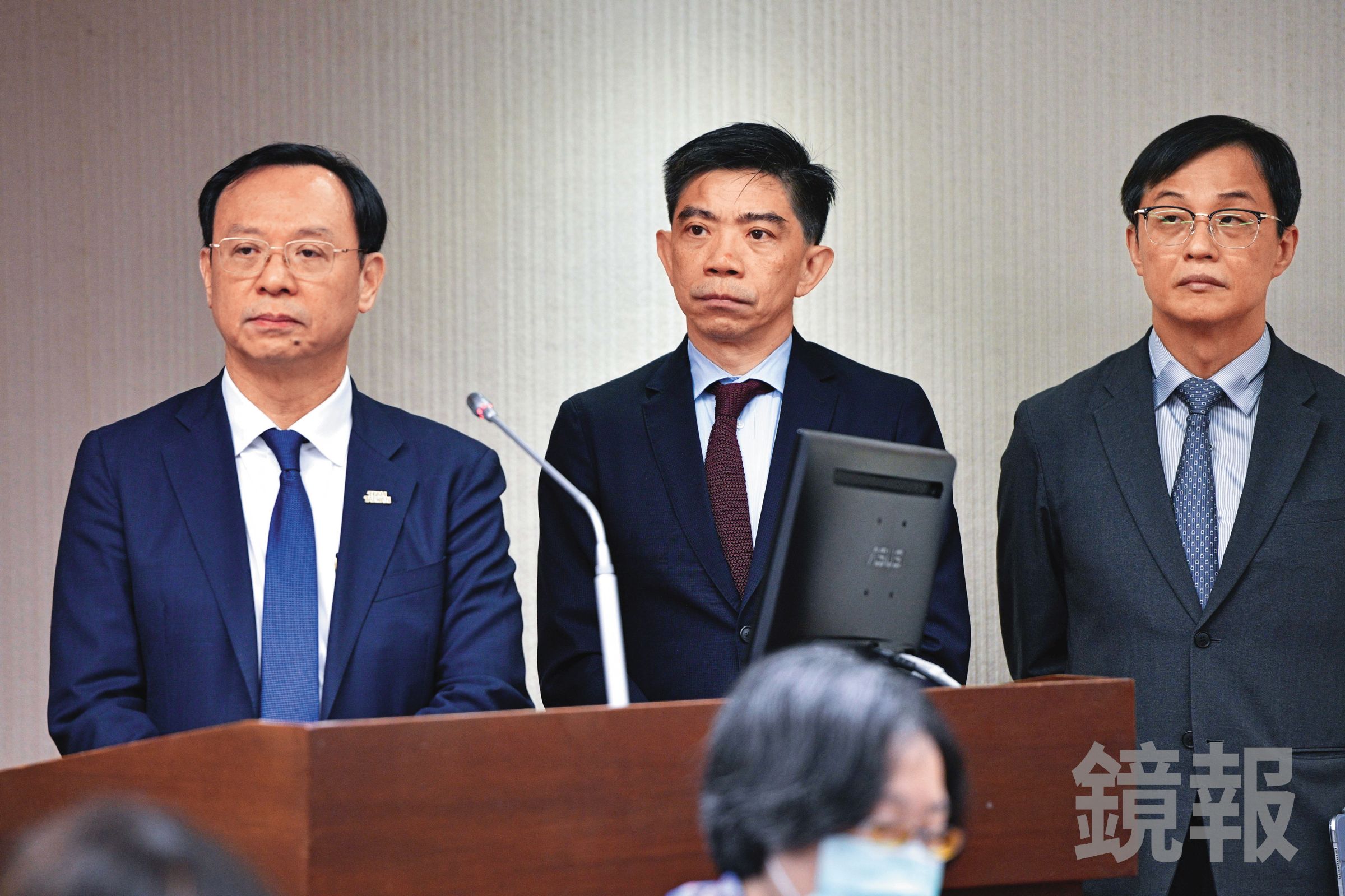 問題油品20%下架標準公布後,衛福部長石崇良(左)等人慘遭立委炮轟,不久改為全面預防性下架。(鏡報李智為)