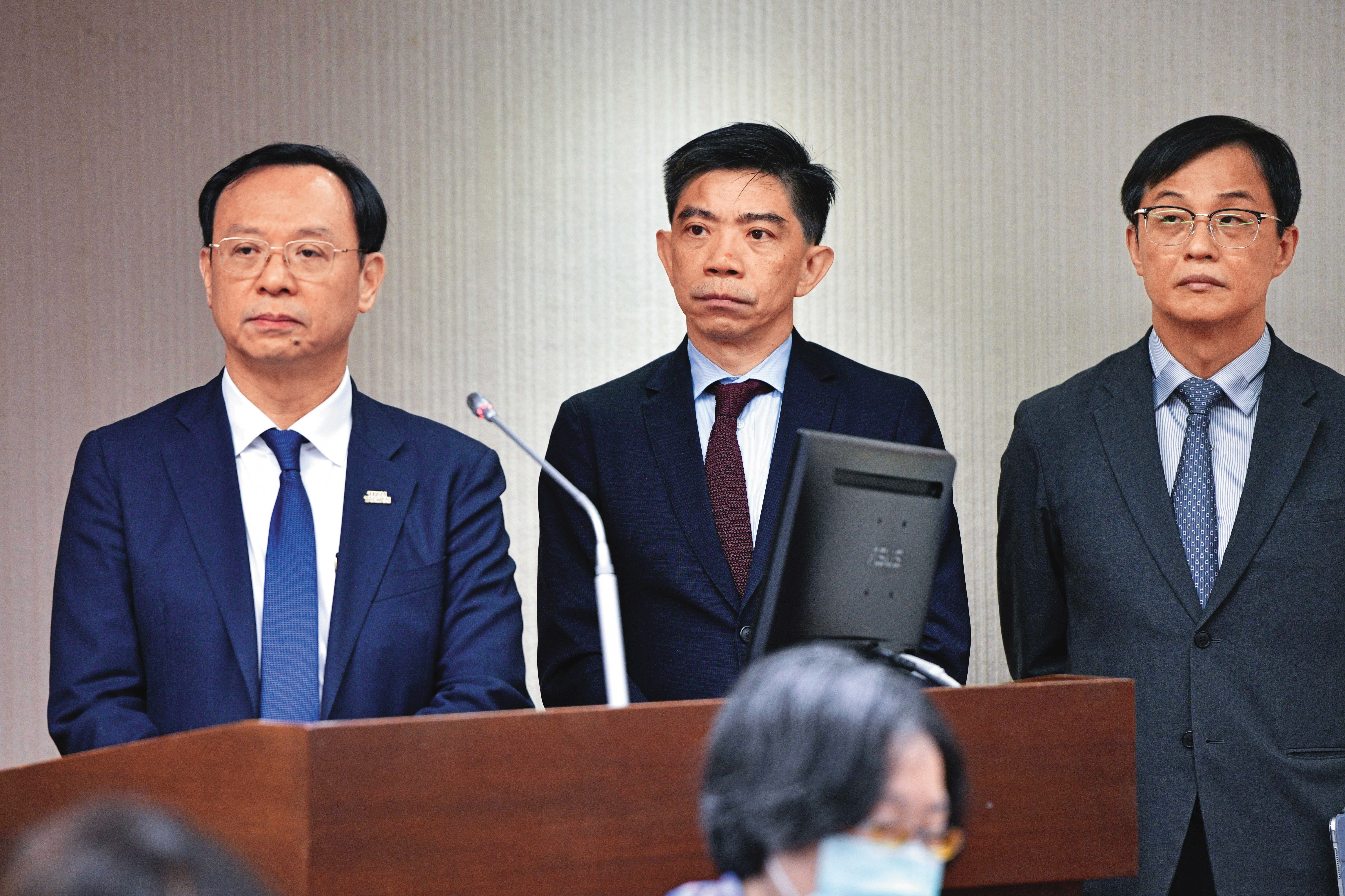 問題油品20%下架標準公布後,衛福部長石崇良(左)等人慘遭立委炮轟,不久改為全面預防性下架。(鏡報李智為)