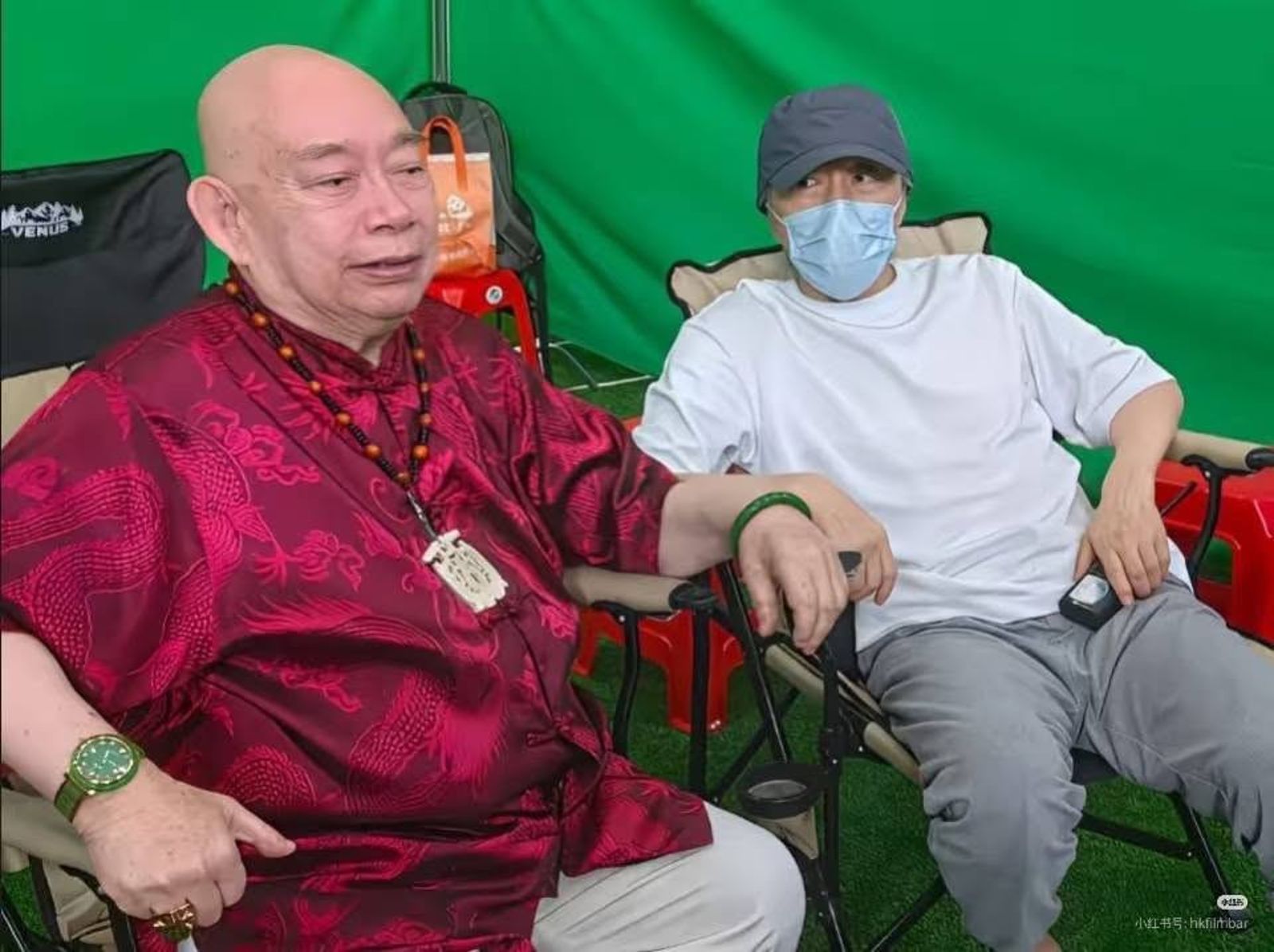「大師兄」黃一飛傳言曾因在《少林足球》被周星馳用道具瓶爆頭對周星馳心生不滿，但早前《功夫女足》花絮影片見到他與周星馳在綠幕前同框，2人似已破冰。(翻攝自小紅書)
