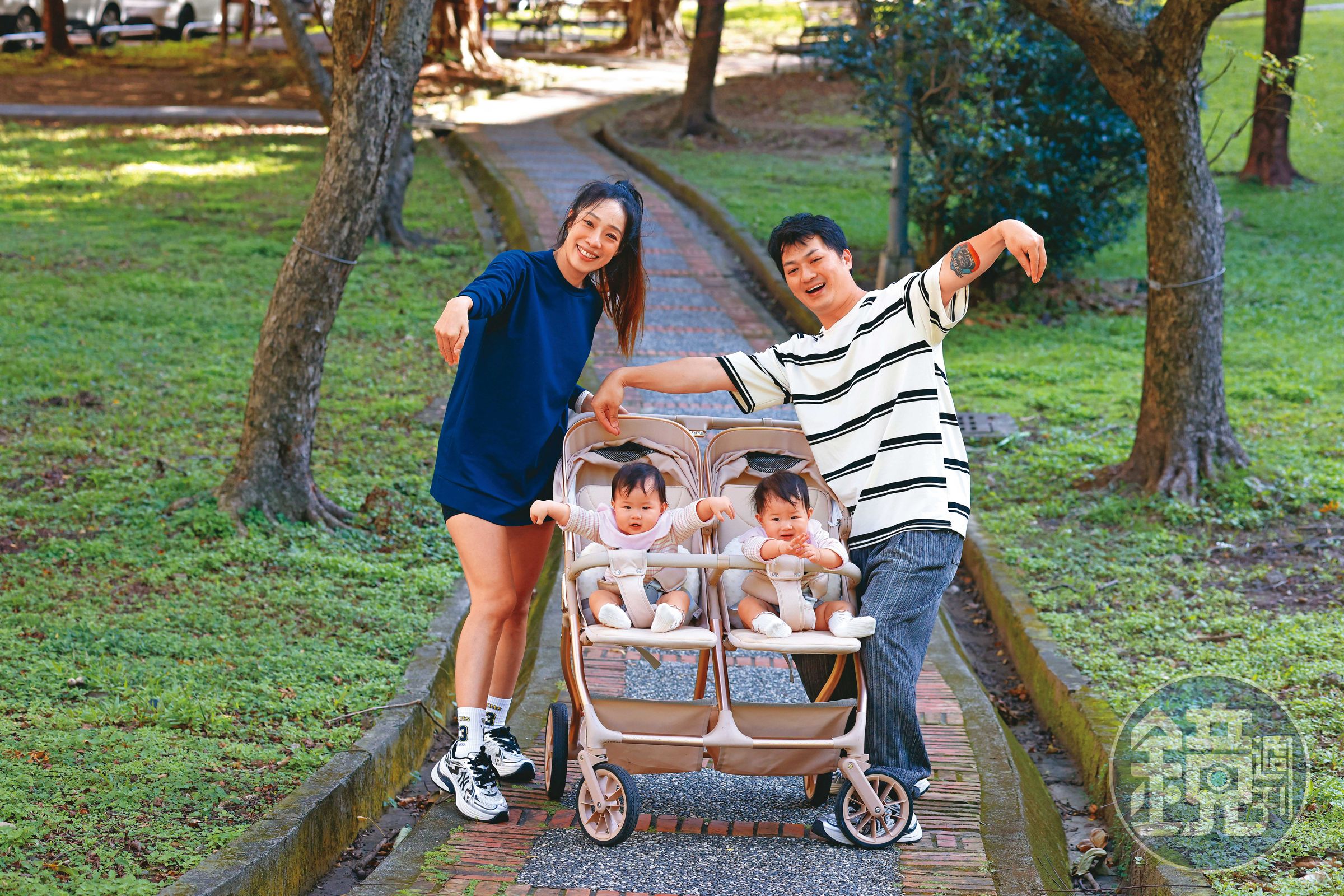 郭靜婷（左）與先生宮銘祥（右）相戀8年，46歲意外自然懷孕，生下雙胞胎女兒。