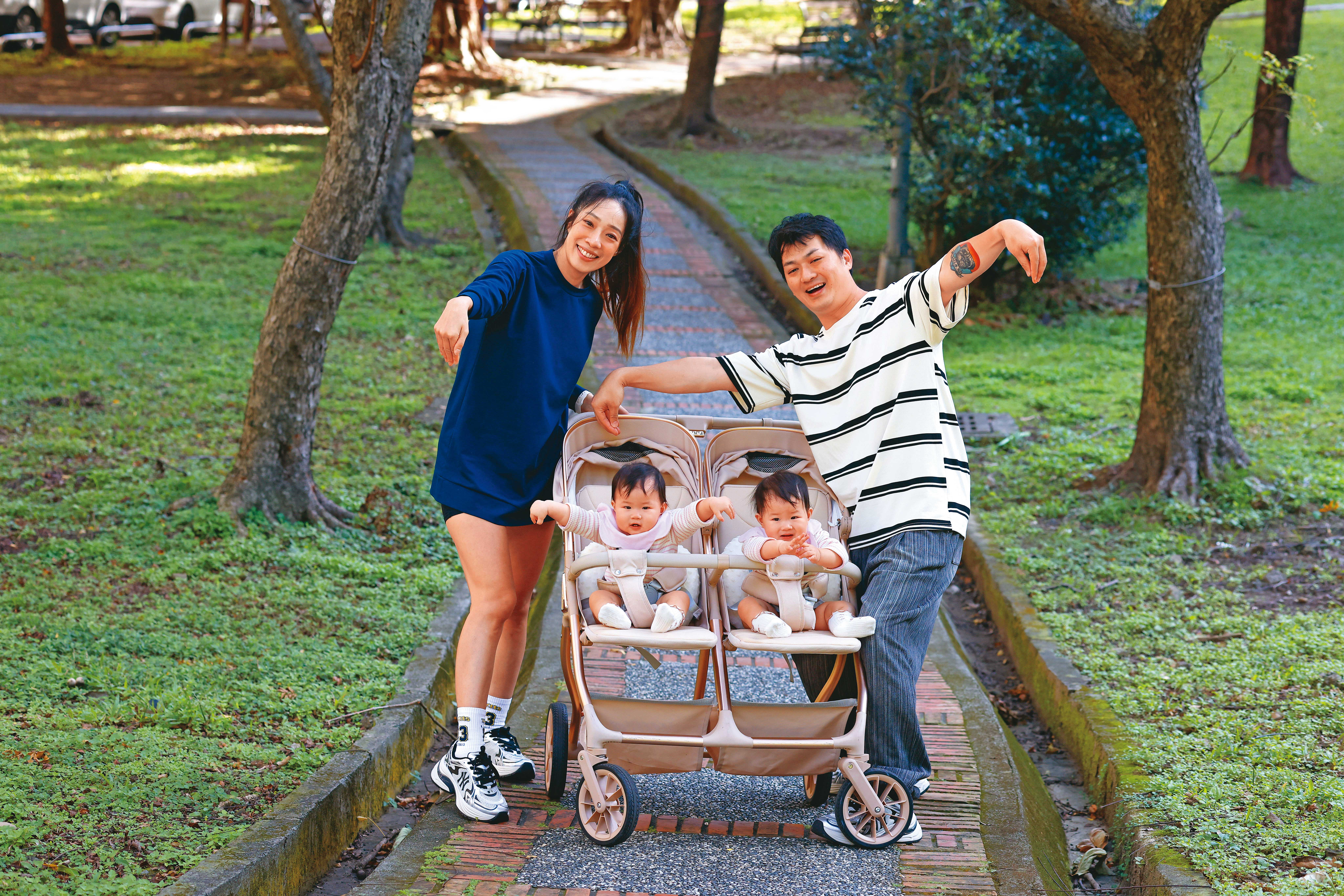 郭靜婷(左)與先生宮銘祥(右)相戀8年,46歲意外自然懷孕,生下雙胞胎女兒。