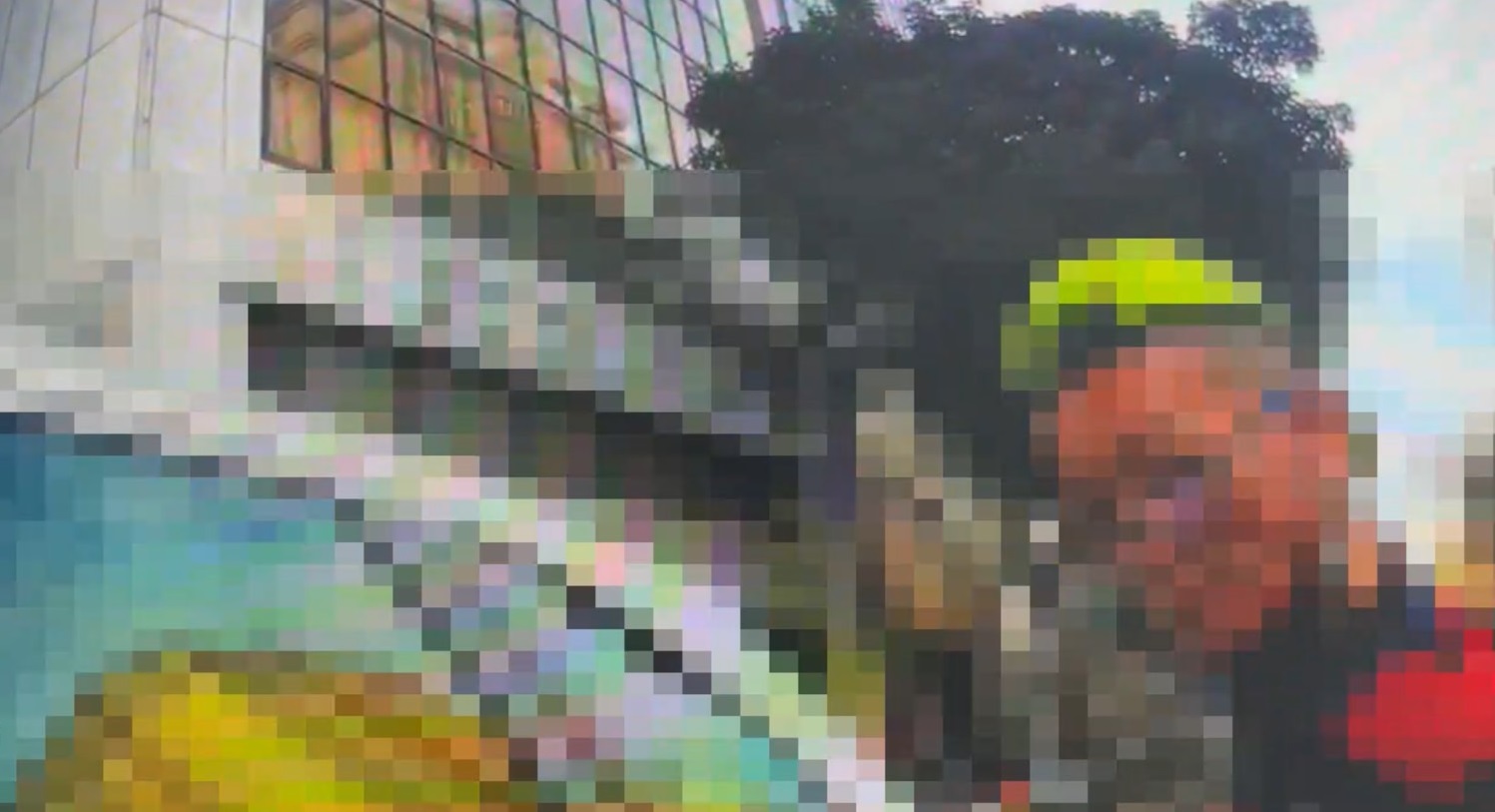 行凶男子戴著螢光色的鴨舌帽坐在車內遭逮。(翻攝畫面)