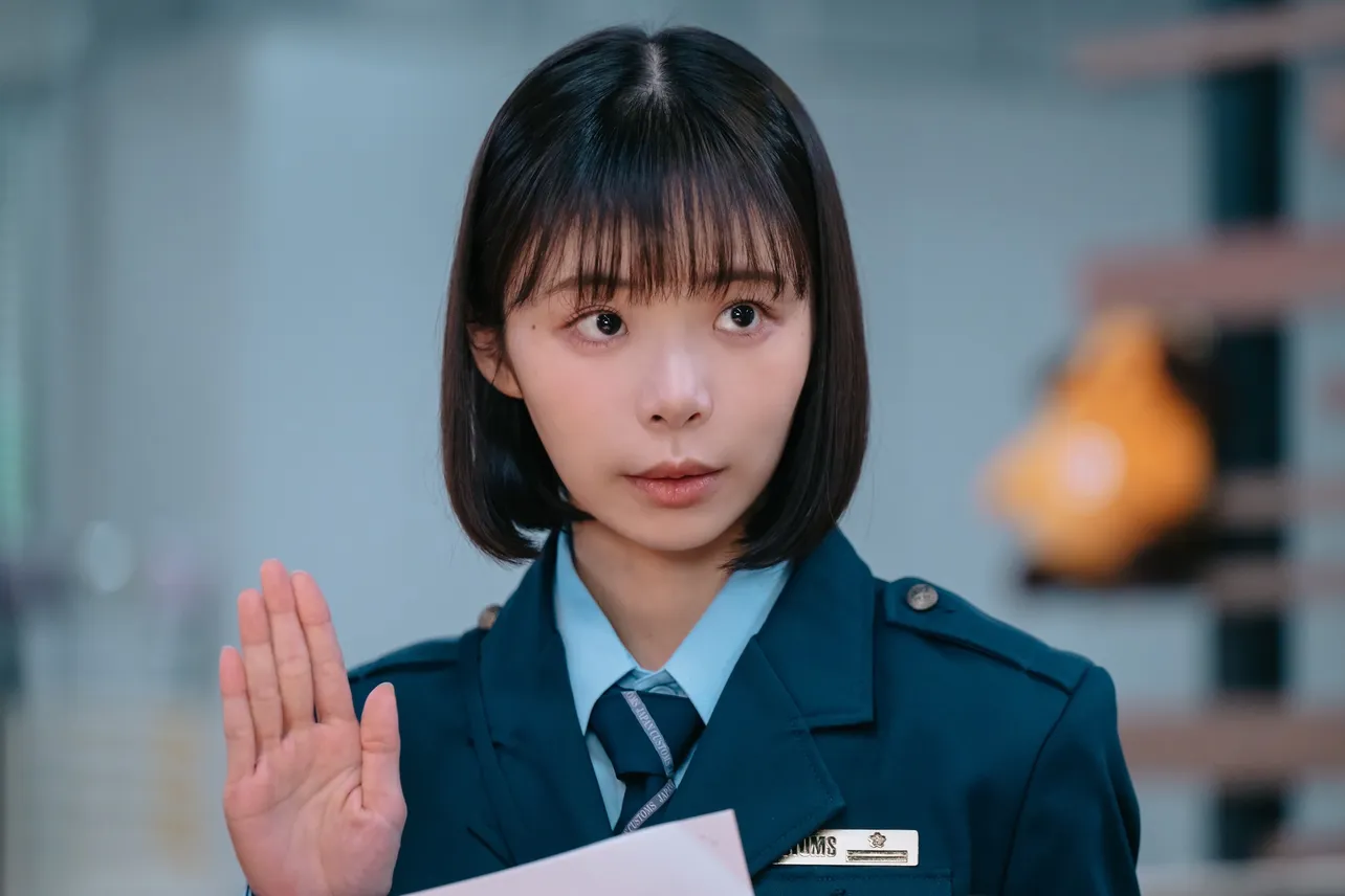 趣里遭丈夫三山凌輝背叛後,仍帶著孩子投入新劇拍攝。(翻攝網路)