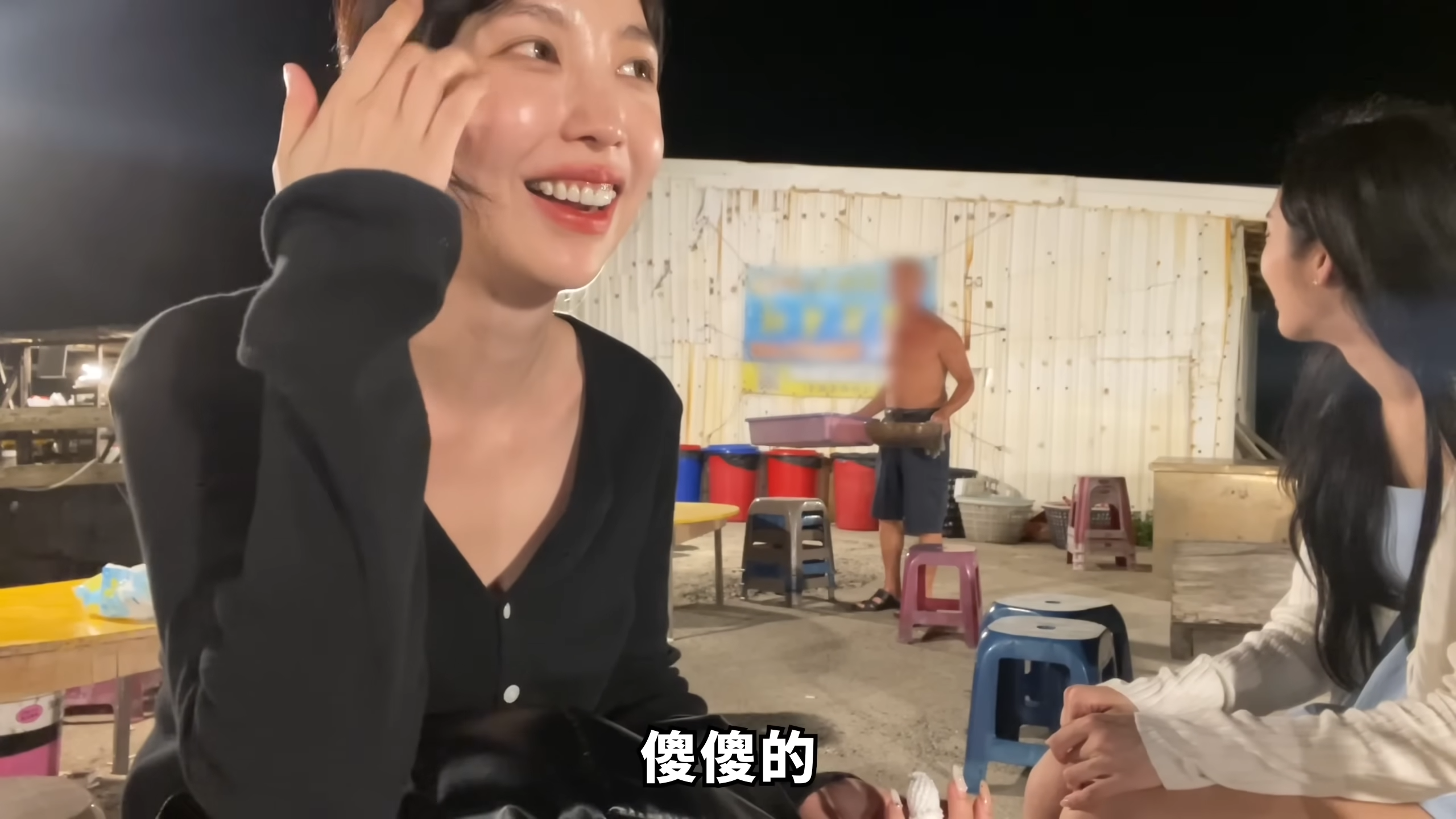 尹到怡跟李家儀到澎湖「阿家生蠔」想用餐，結果遭到老闆冷嘲熱諷。（翻攝自尹到怡YT頻道）