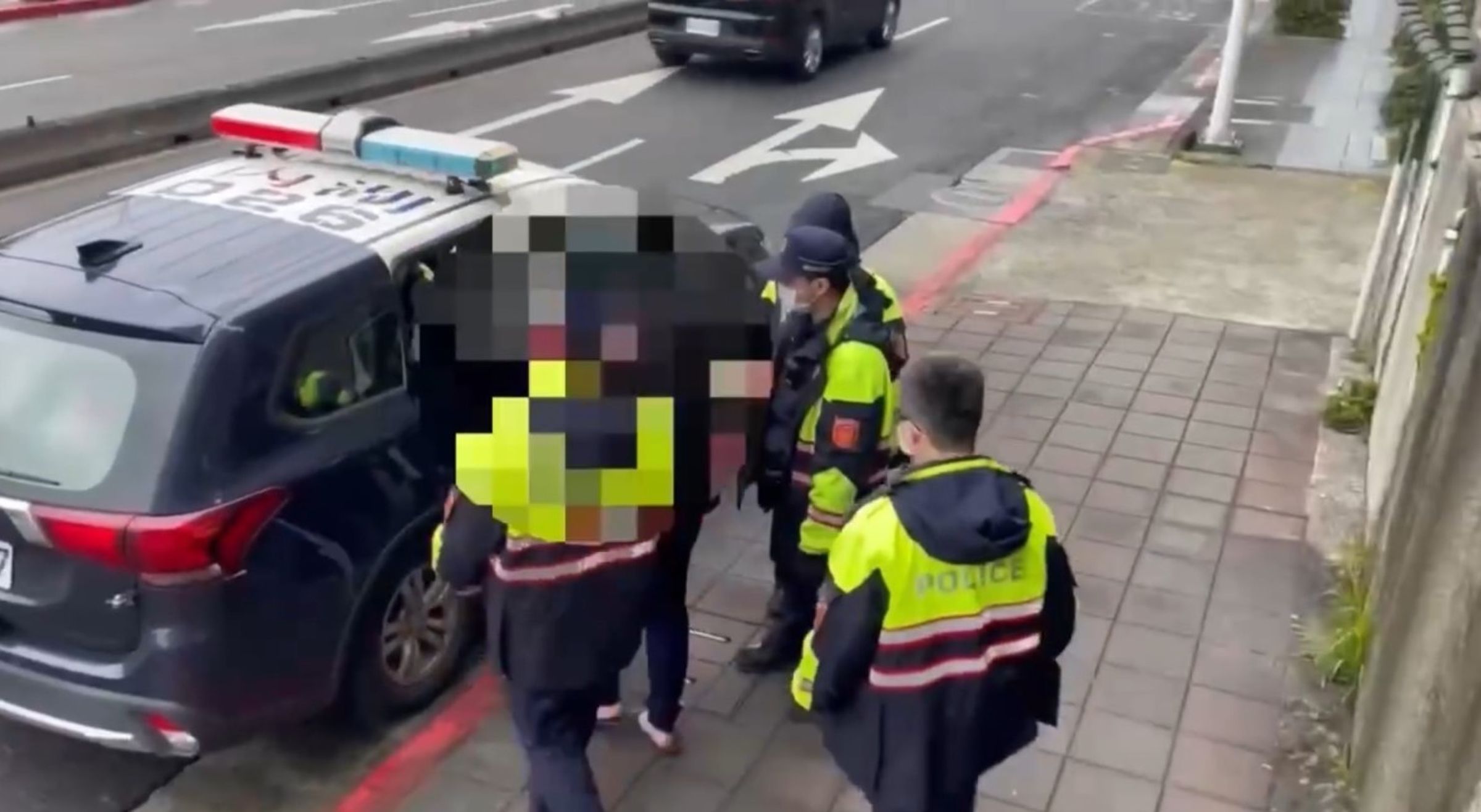 警方訊後將余男及乘客張男依法送辦。(翻攝畫面)