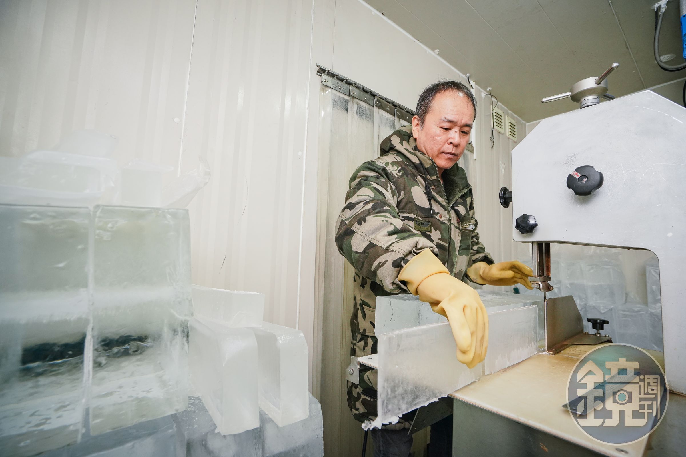 大熱天林洲旭穿著全套保暖衣褲在負10度的冷凍室工作,一待就要4小時。
