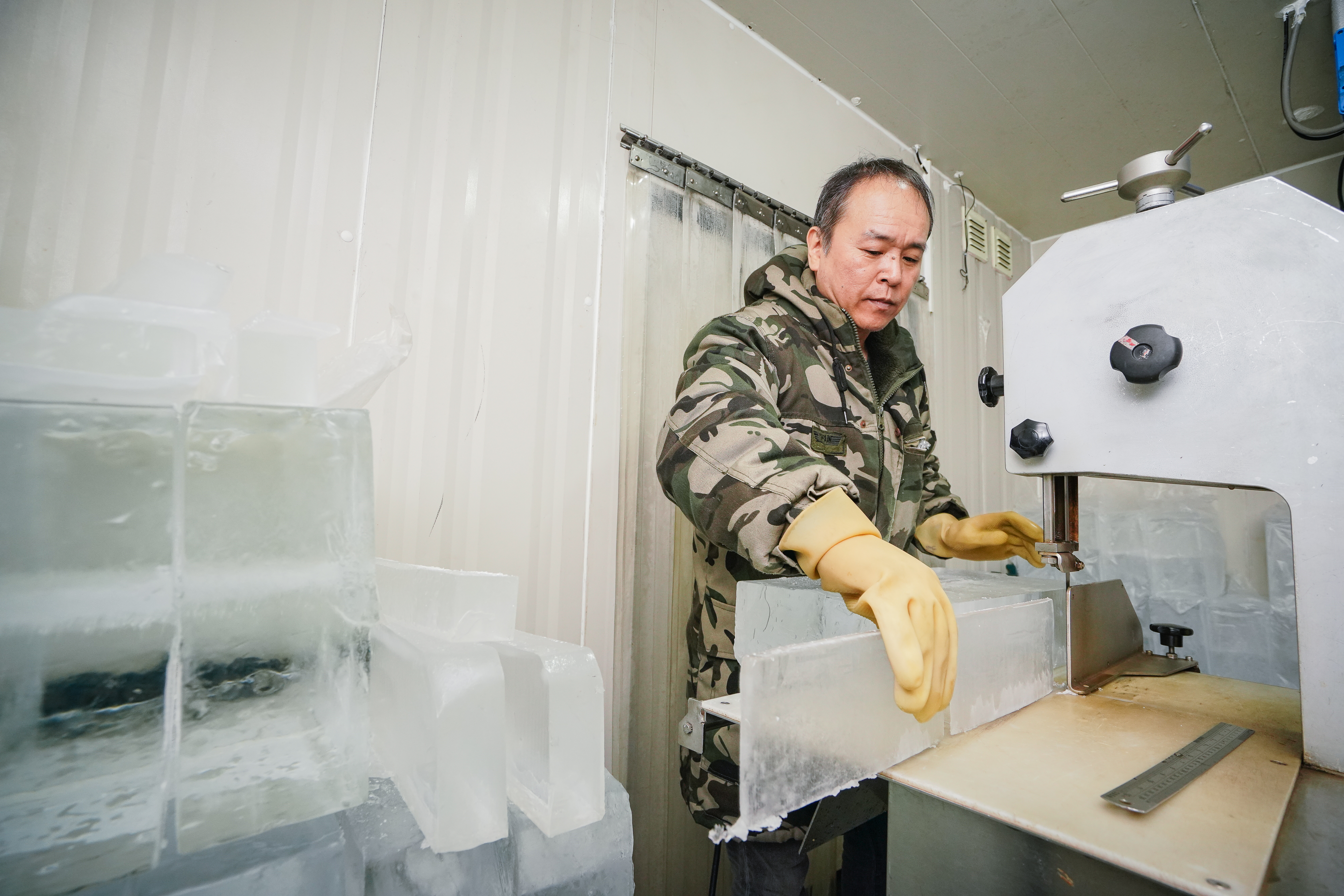 大熱天林洲旭穿著全套保暖衣褲在負10度的冷凍室工作，一待就要4小時。