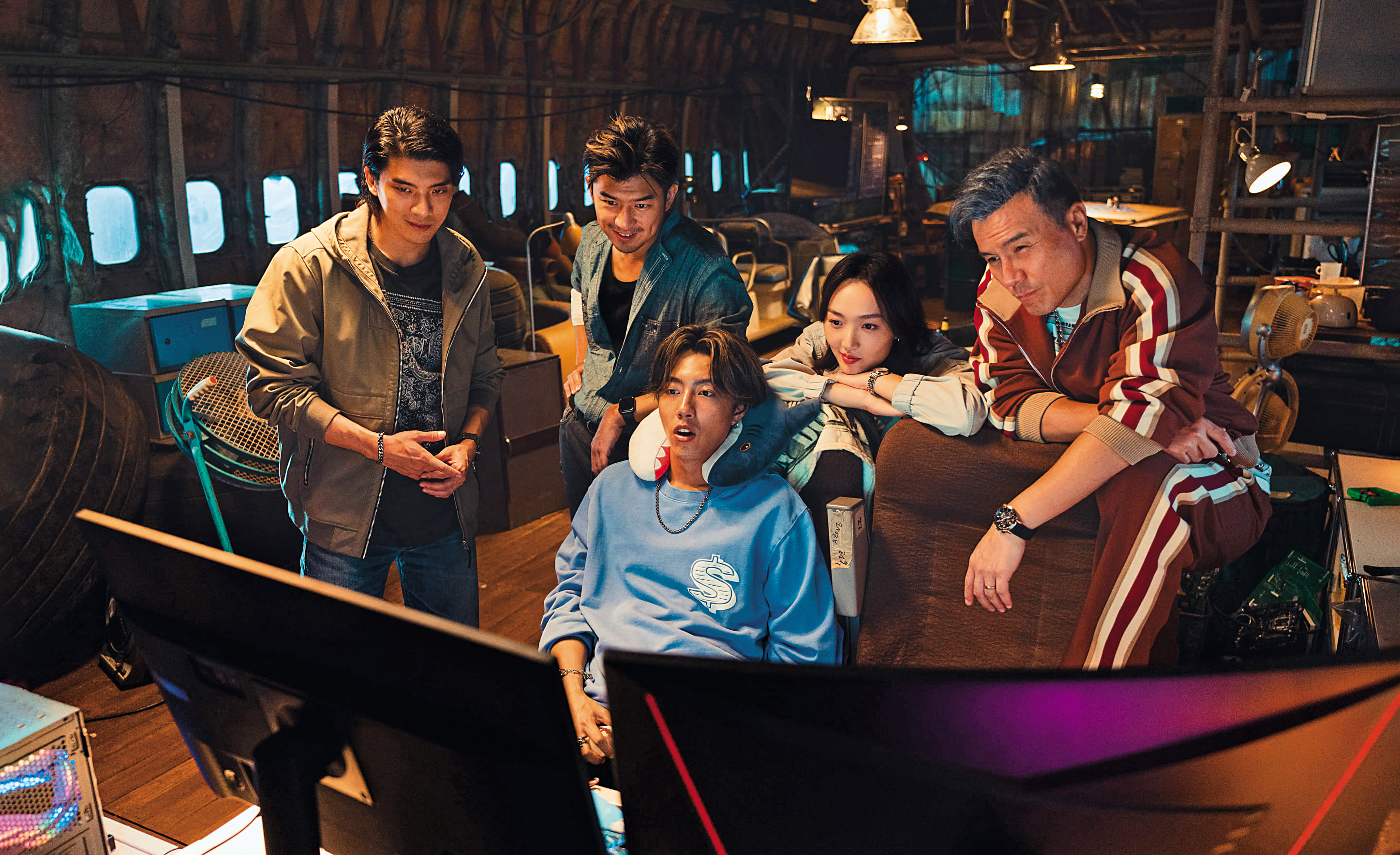 李銘忠（右起）、蔡思韵、蔡凡熙（前）、陳柏霖、林哲熹片中的祕密基地由機艙改裝。（甲上提供）