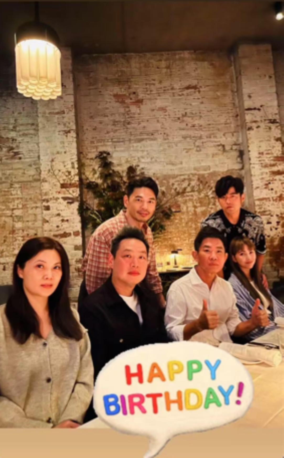 林少萍與周杰倫、昆凌夫婦交情不錯，曾與阿KEN、造型師杜國璋等一起為演藝圈好友共同慶生。（讀者提供）