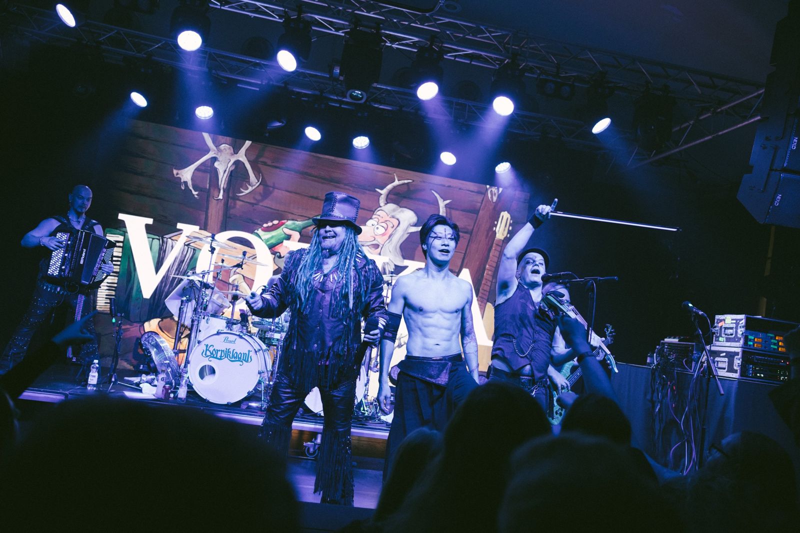 林昶佐日前在芬蘭以閃靈樂團主唱的身分登台演出。（文化總會）